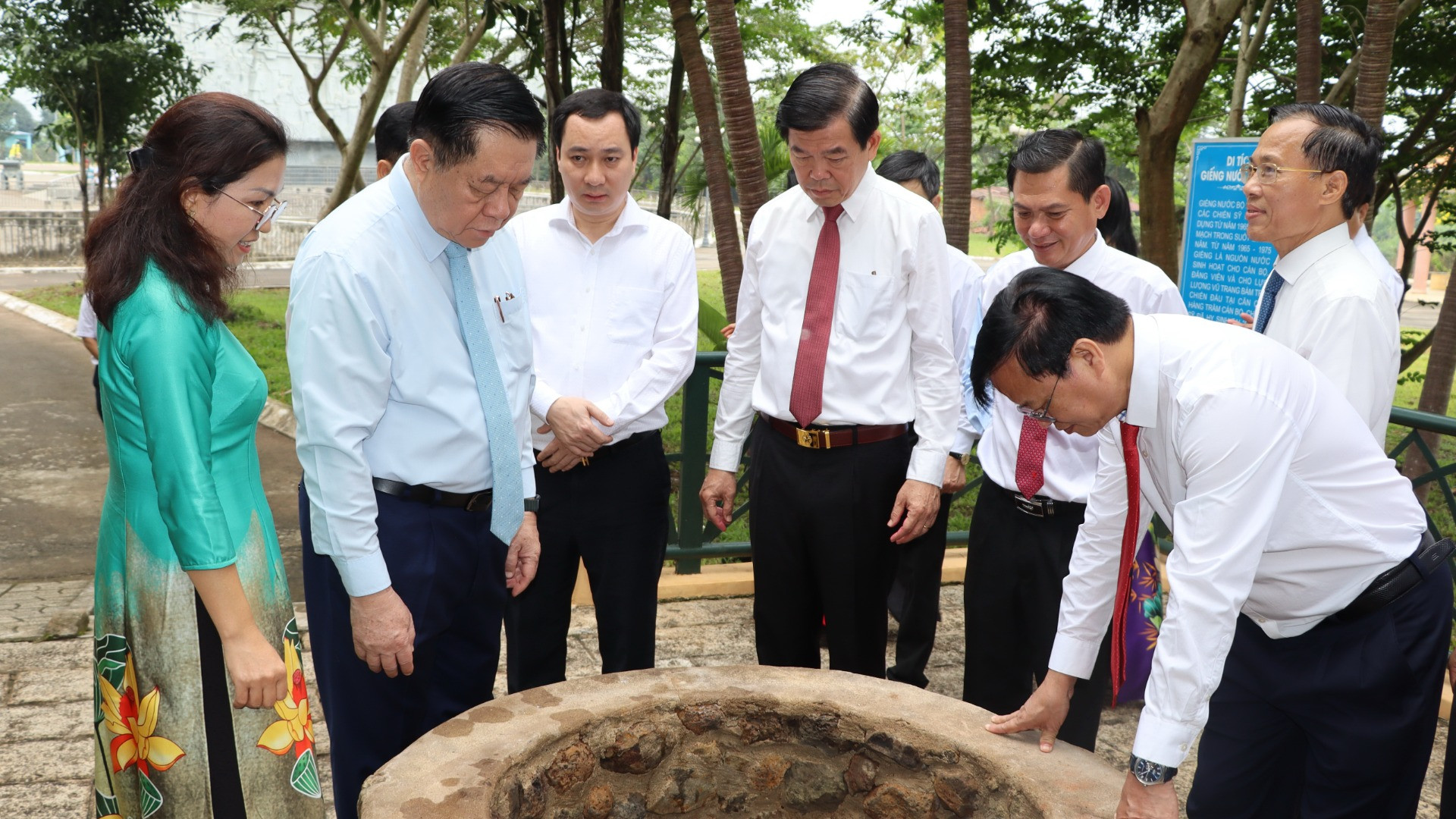 Đồng chí Nguyễn Trọng Nghĩa cùng lãnh đạo tỉnh Đồng Nai, huyện Trảng Bom thăm Di tích Căn cứ Tỉnh ủy Biên Hòa U1. Đồng chí Nguyễn Trọng Nghĩa cùng lãnh đạo tỉnh Đồng Nai, huyện Trảng Bom thăm Di tích Căn cứ Tỉnh ủy Biên Hòa U1.