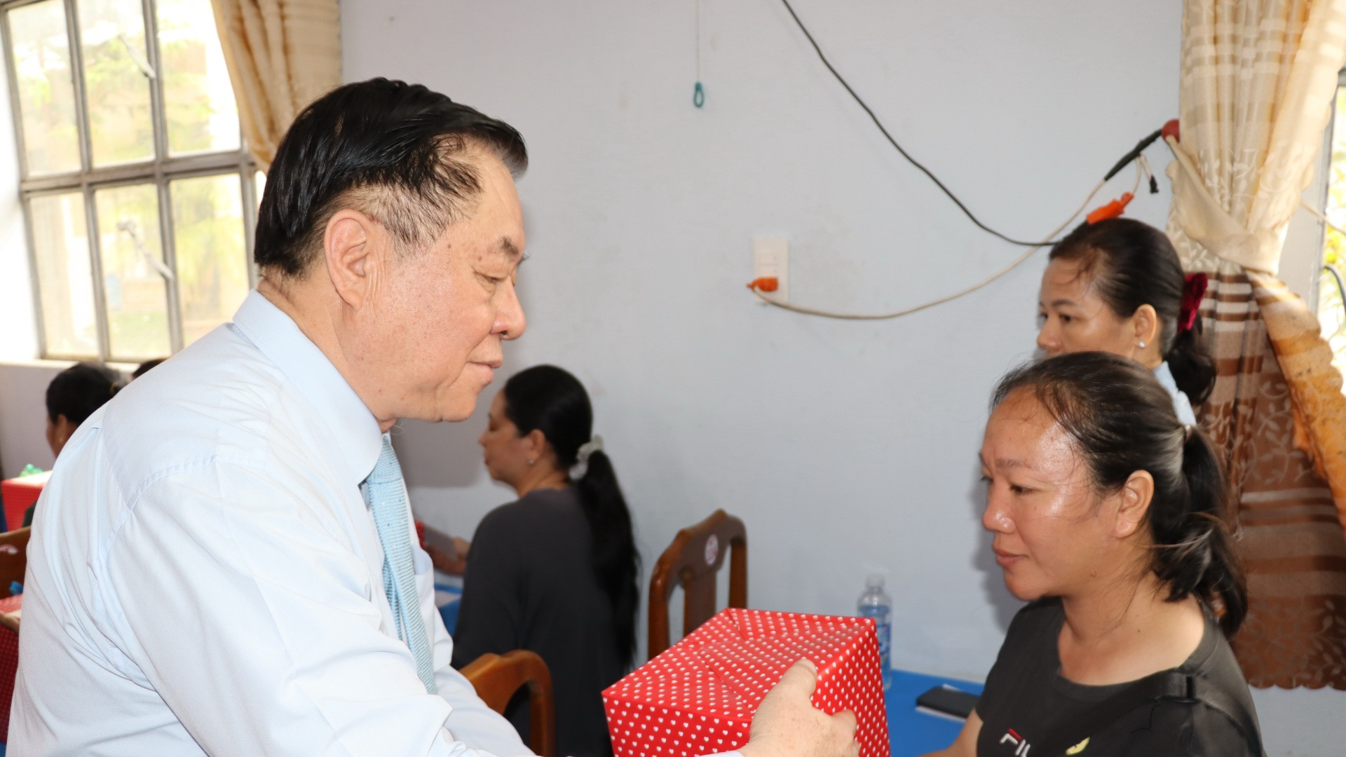 Đồng chí Trưởng Ban Tuyên giáo Trung ương Nguyễn Trọng Nghĩa tặng quà người dân có hoàn cảnh khó khăn ấp Tân Bắc, xã Bình Minh, huyện Trảng Bom. Đồng chí Trưởng Ban Tuyên giáo Trung ương Nguyễn Trọng Nghĩa tặng quà người dân có hoàn cảnh khó khăn ấp Tân Bắc, xã Bình Minh, huyện Trảng Bom.