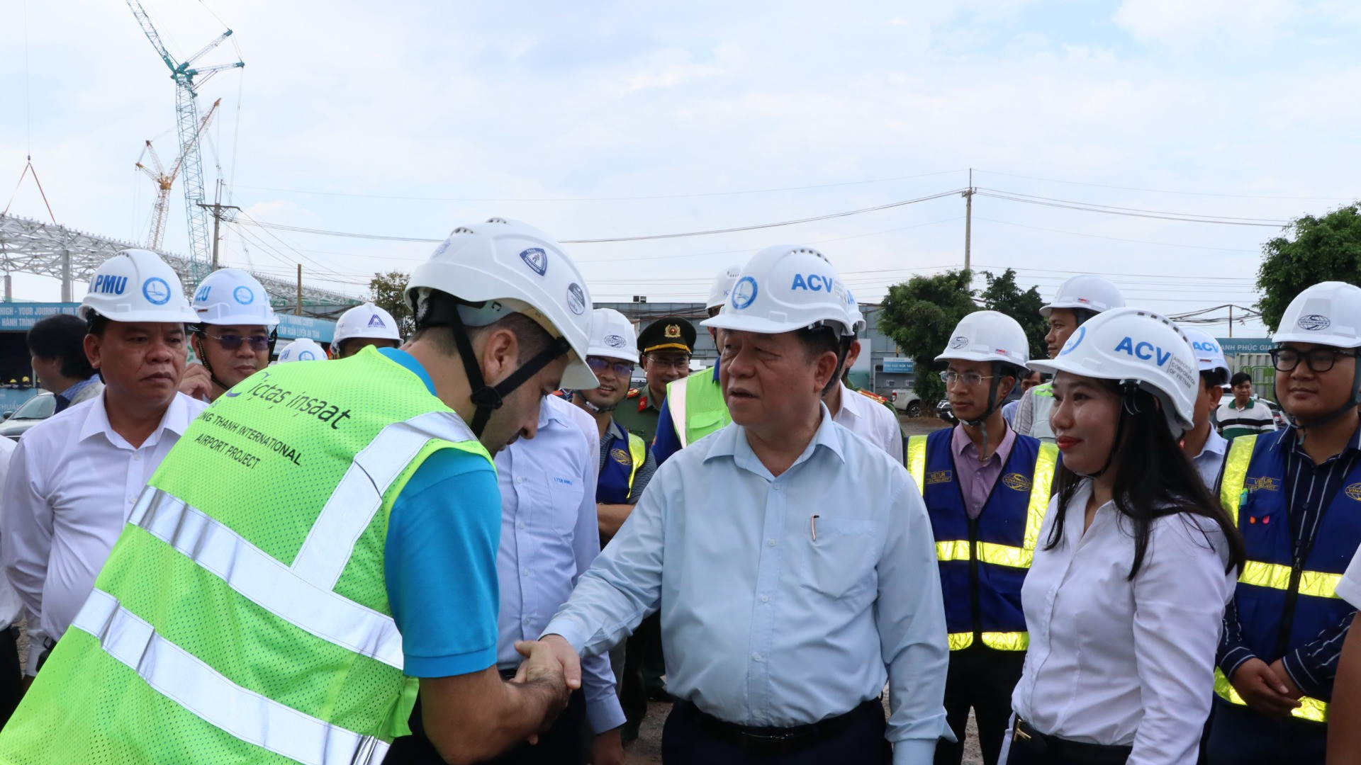 Trưởng Ban Tuyên giáo Trung ương Nguyễn Trọng Nghĩa thăm hỏi chuyên gia nước ngoài đang làm việc tại công trường sân bay Long Thành. Trưởng Ban Tuyên giáo Trung ương Nguyễn Trọng Nghĩa thăm hỏi chuyên gia nước ngoài đang làm việc tại công trường sân bay Long Thành.