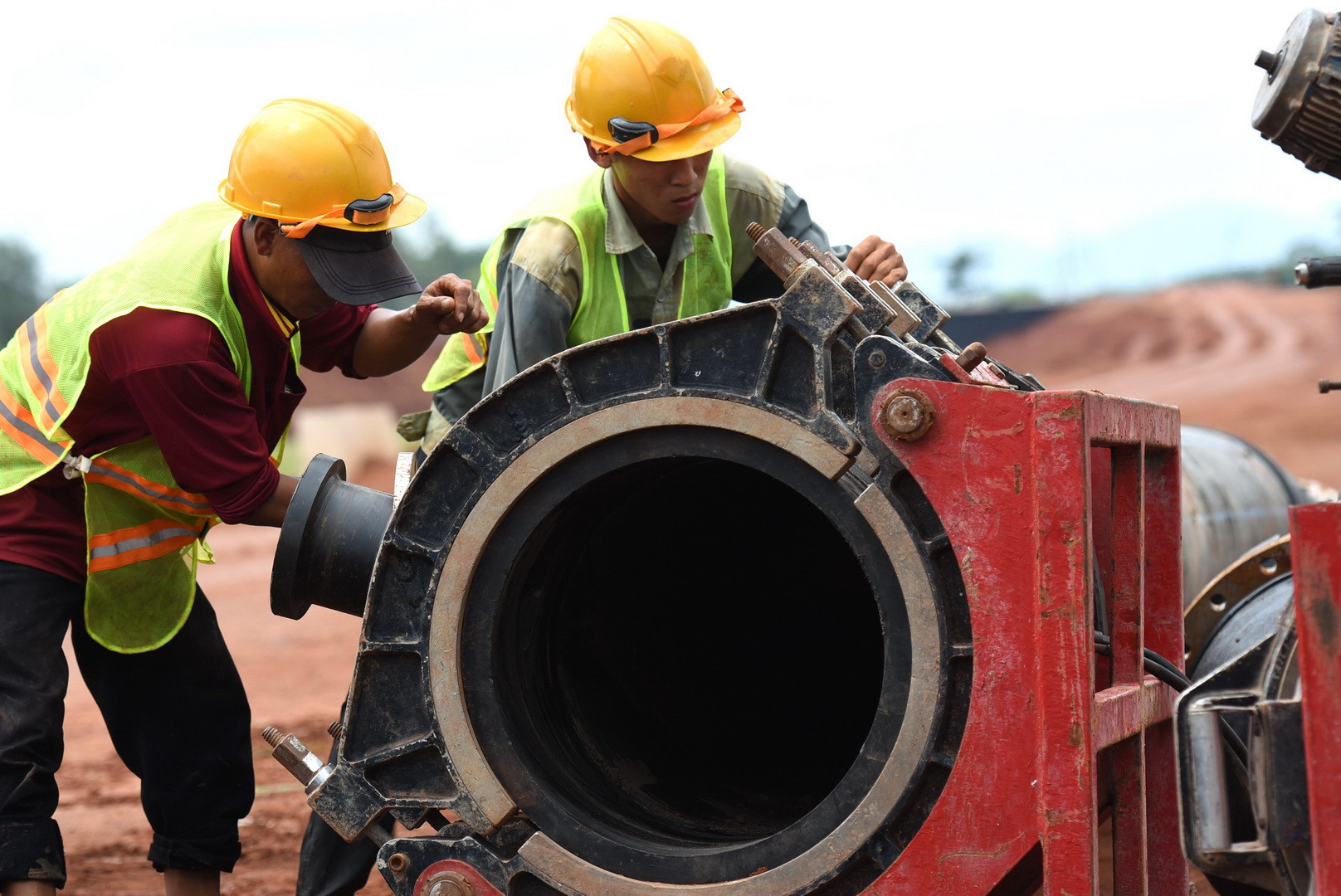 Công trình được chia làm 3 đoạn, gồm: Đoạn 1 từ điểm đấu nối đi bên phải vỉa hè đường hẻm và đường kết nối tuyến giao thông 2 sân bay Long Thành (T2); Đoạn 2 từ Km17+974,2 đến Km20+377 bên phải tuyến đường T2 và Đoạn 3 từ Km1+600 đến Km4+281.89 bên phải tim đường giao thông kết nối số 1 sân bay Long Thành (T1) đến hàng rào sân bay quốc tế Long Thành.