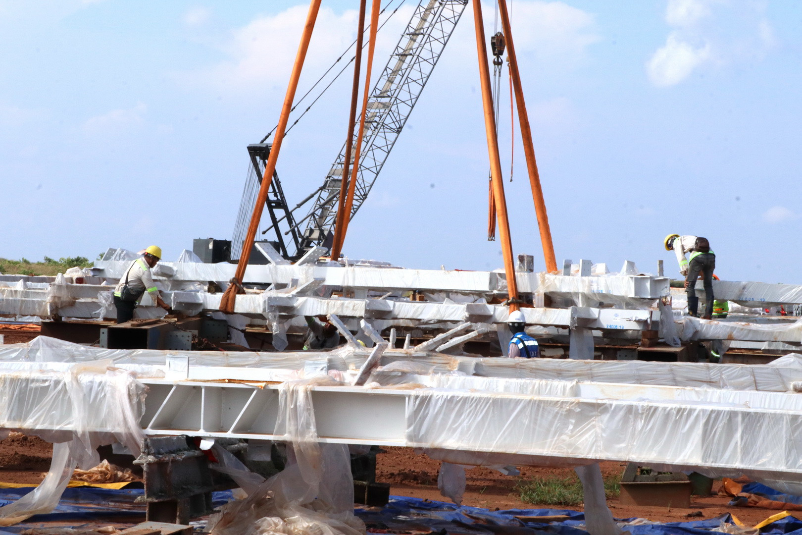 Công nhân đang thi công nhà hành khách sân bay Long Thành.