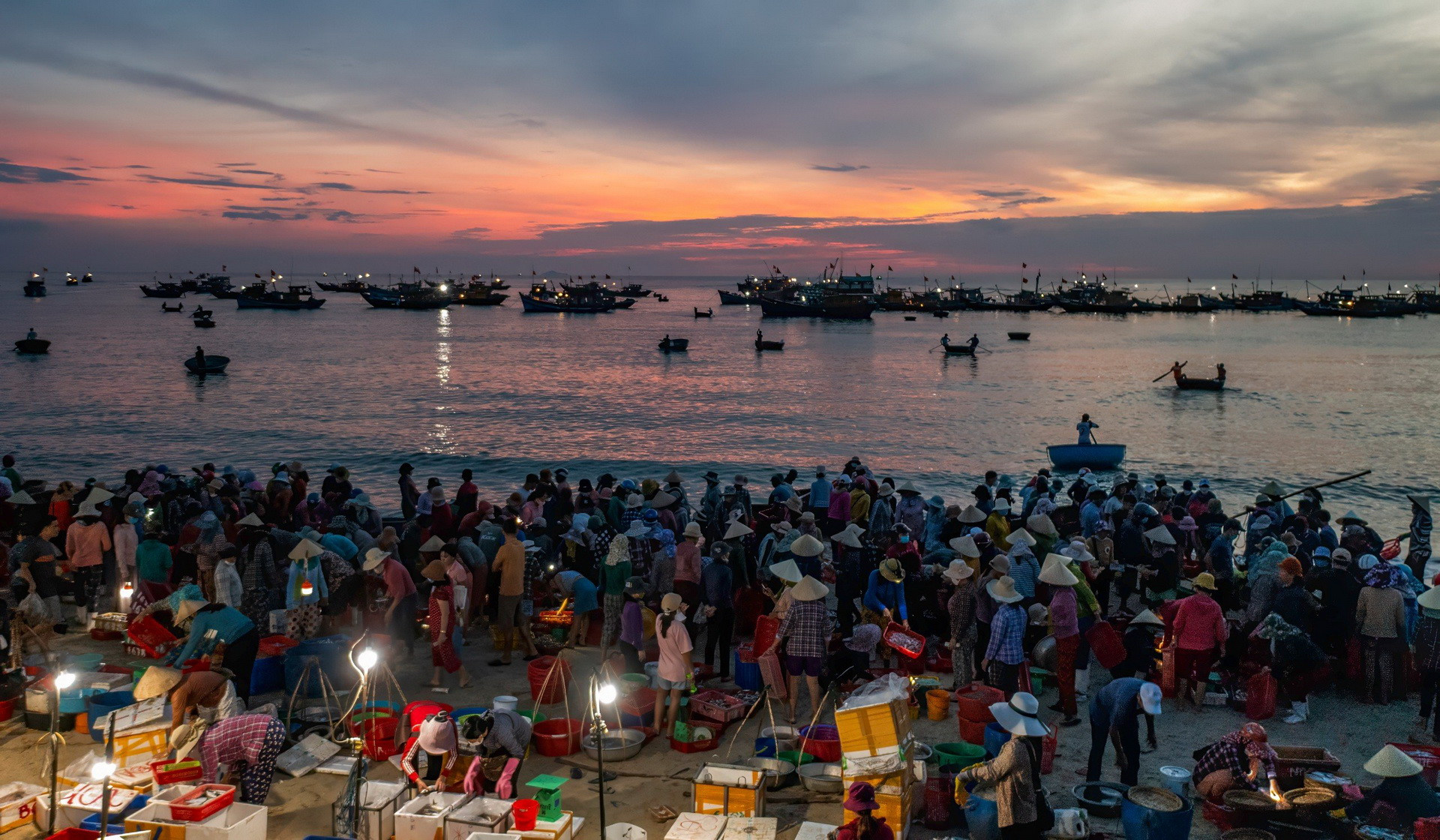 Người dân làng chài ở thành phố Cam Ranh, tỉnh Khánh Hòa chờ đón những chuyến thuyền đánh bắt xa bờ trở về mang theo hải sản. Người dân làng chài ở thành phố Cam Ranh, tỉnh Khánh Hòa chờ đón những chuyến thuyền đánh bắt xa bờ trở về mang theo hải sản.