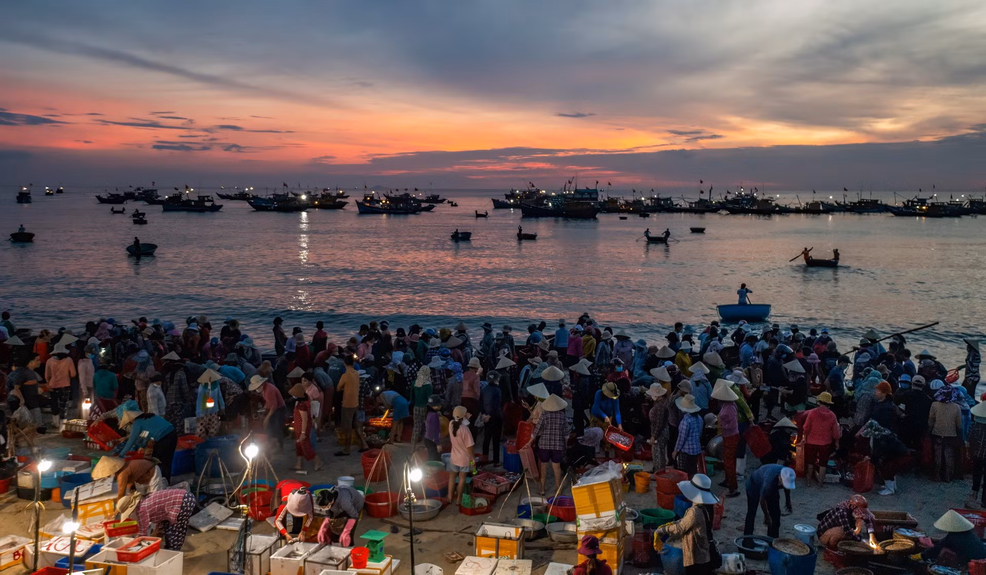 Người dân làng chài ở thành phố Cam Ranh, tỉnh Khánh Hòa chờ đón những chuyến thuyền đánh bắt xa bờ trở về mang theo hải sản.