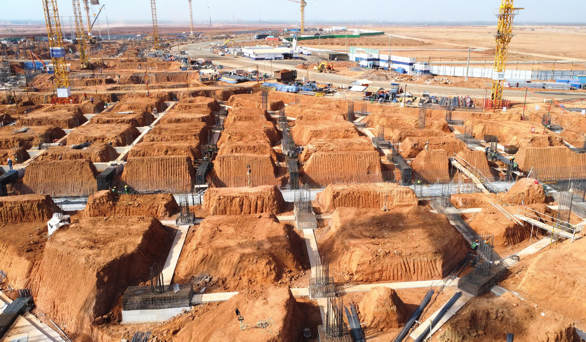 Dự án có công suất 100 triệu hành khách/năm và 5 triệu tấn hàng hóa/năm. Trong đó, giai đoạn 1 công suất 25 triệu hành khách/năm và 1,2 triệu tấn hàng hóa/năm. Tổng mức đầu tư khái toán toàn bộ dự án là khoảng 16,06 tỷ USD, trong đó giai đoạn 1 là 5,45 tỷ USD.