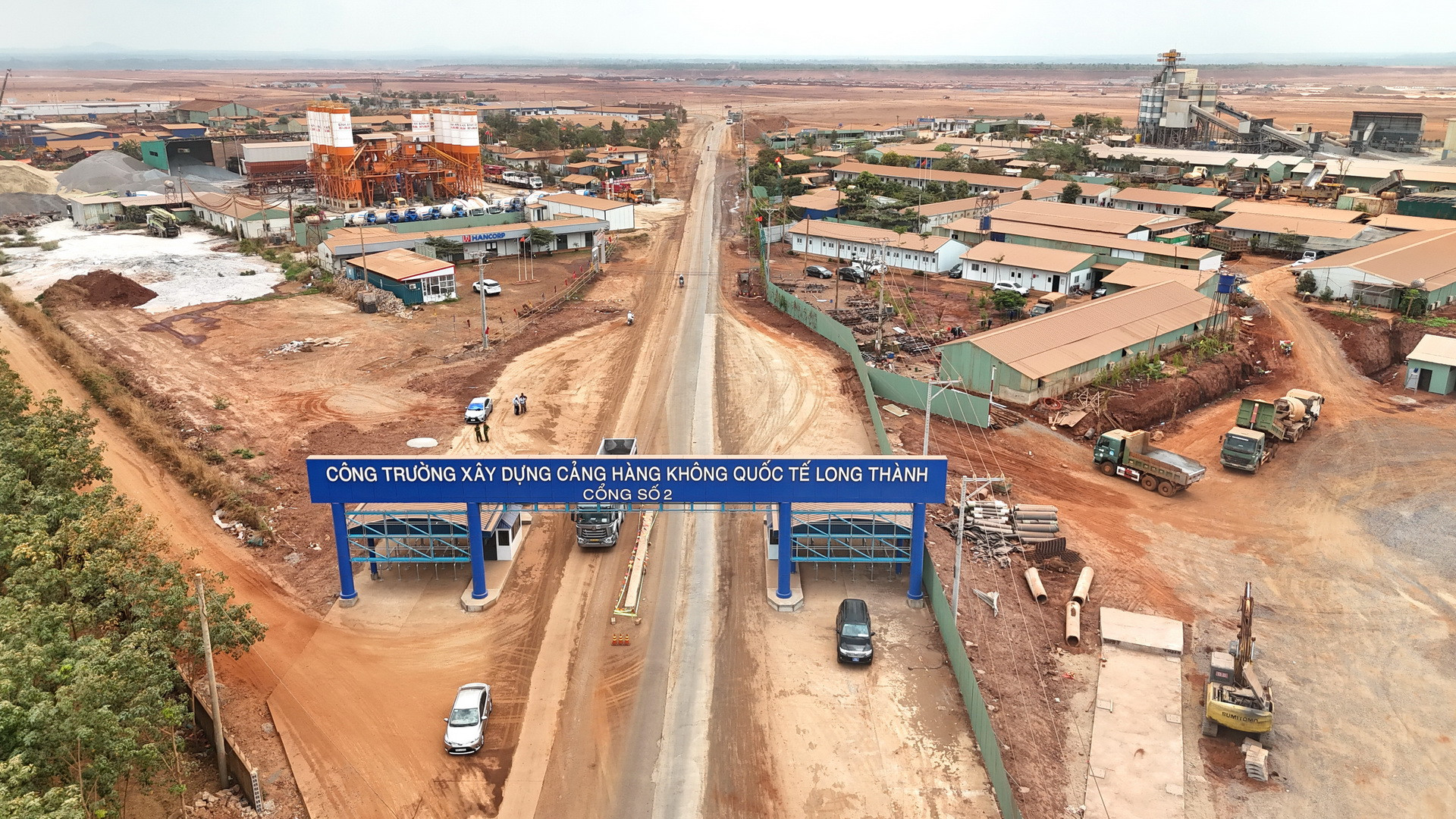 Sau khi hoàn thành phần xây dựng, Ban Quản lý dự án sân bay Long Thành đang tiến hành lắp đặt hệ thống kiểm soát người ra vào tại 2 cổng vào đại công trường trên tuyến đường Hương lộ 10 và Đường giao thông kết nối T1, góp phần bảo đảm an ninh trật tự cho khu vực thi công.