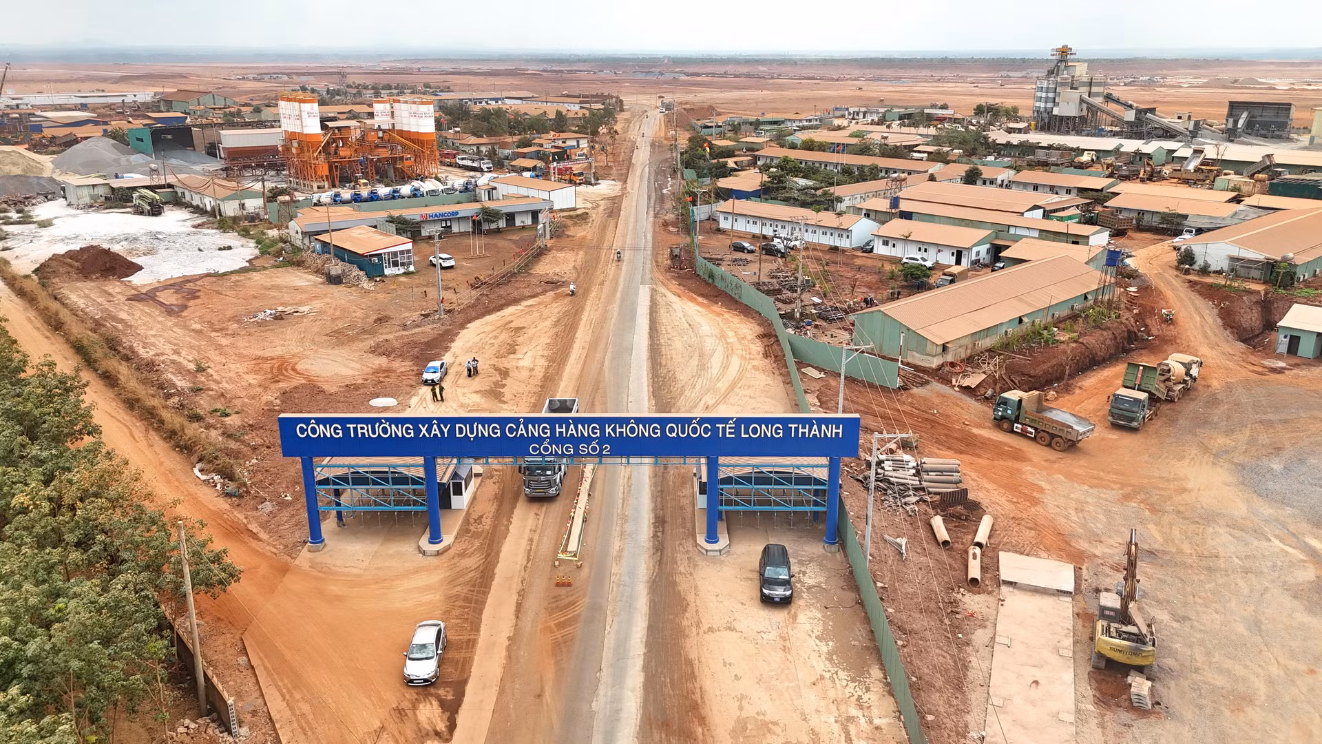 Sau khi hoàn thành phần xây dựng, Ban Quản lý dự án sân bay Long Thành đang tiến hành lắp đặt hệ thống kiểm soát người ra vào tại 2 cổng vào đại công trường trên tuyến đường Hương lộ 10 và Đường giao thông kết nối T1, góp phần bảo đảm an ninh trật tự cho khu vực thi công.