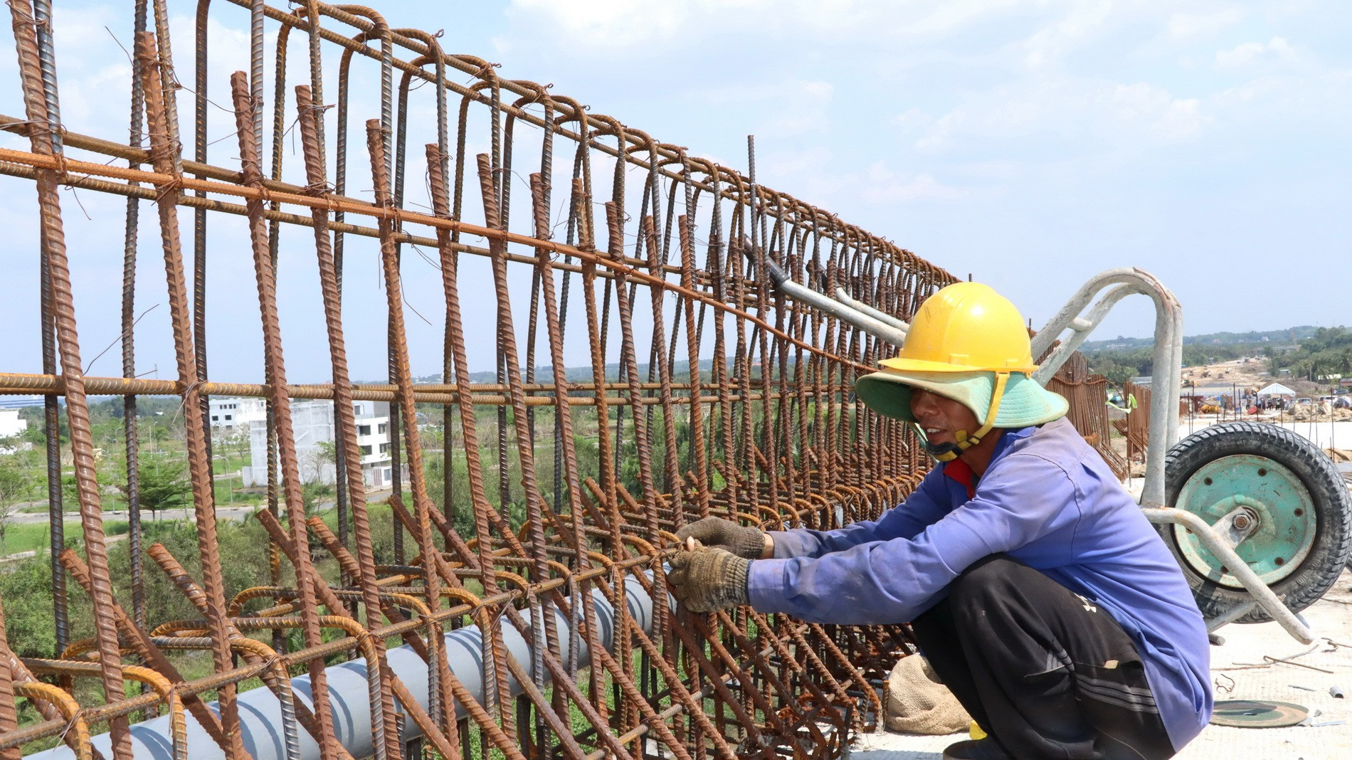 Công nhân "vượt nắng" thi công hạng mục trên cầu Nhơn Trạch.