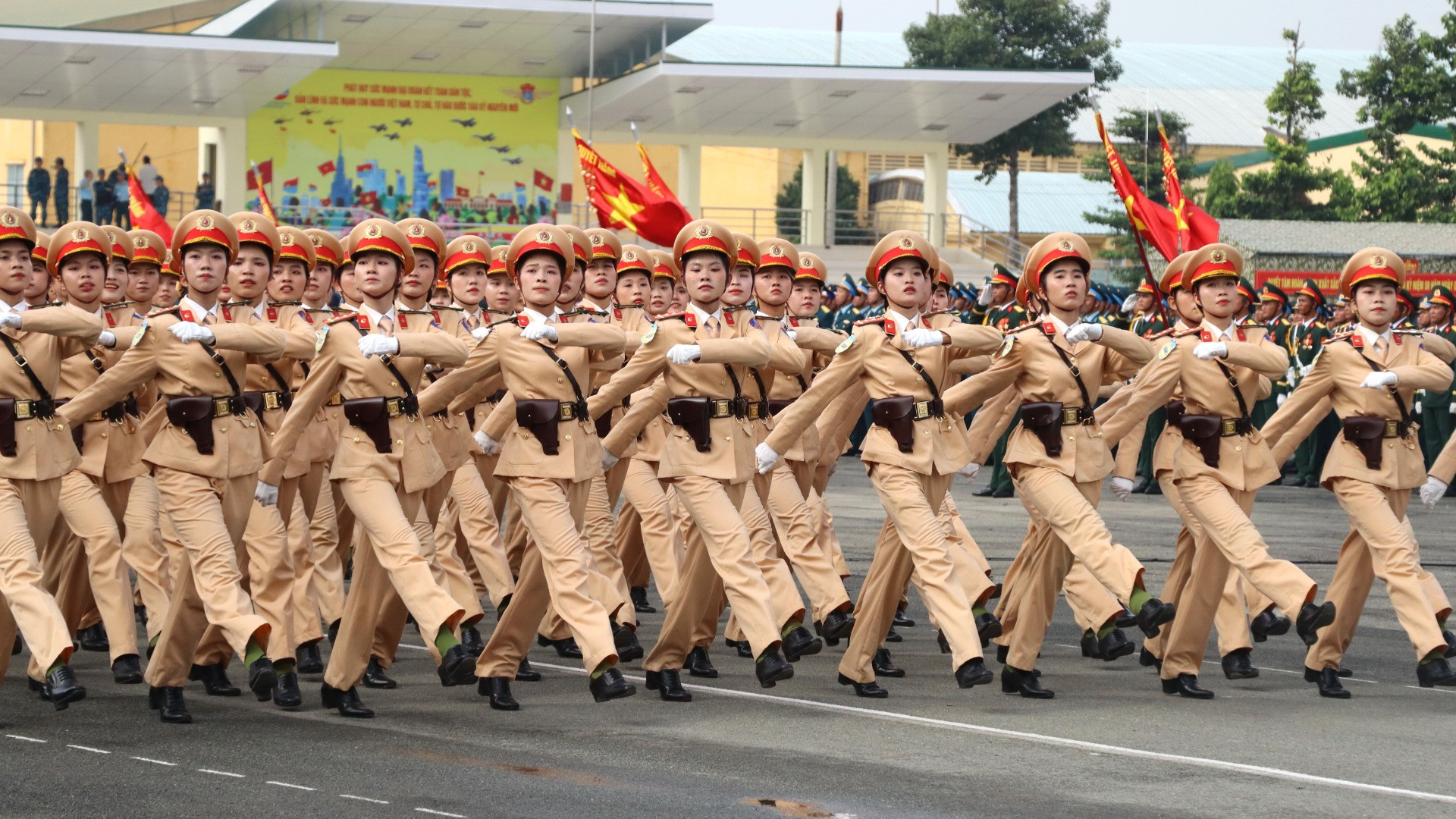 Khối nữ sĩ quan cảnh sát giao thông.
