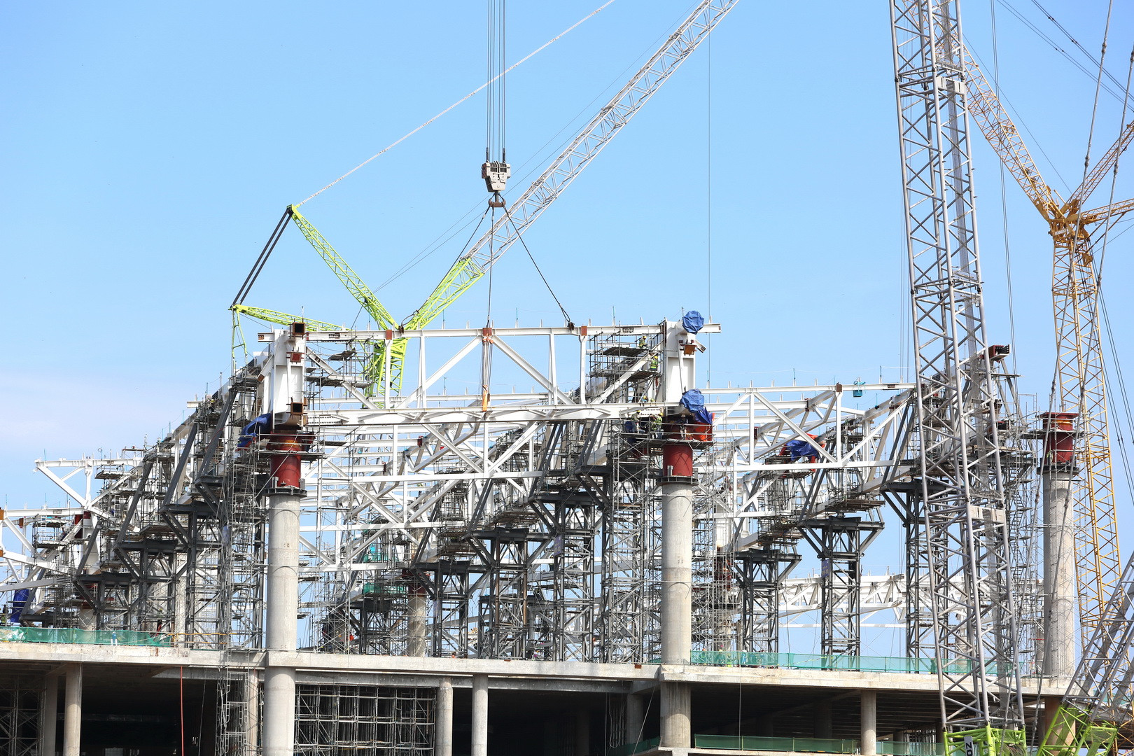 Mái nhà ga hành khách sân bay Long Thành đang được gấp rút thi công.