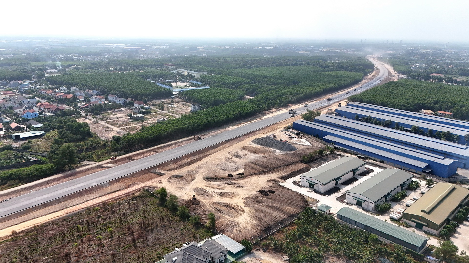 Đối các các đoạn đã có mặt bằng, các nhà thầu đang huy động máy móc, nhân lực đẩy nhanh tiến độ để bù lại cho phần bị chậm vừa qua. Trong đó, nhiều đoạn hiện đã được thảm nhựa nóng.