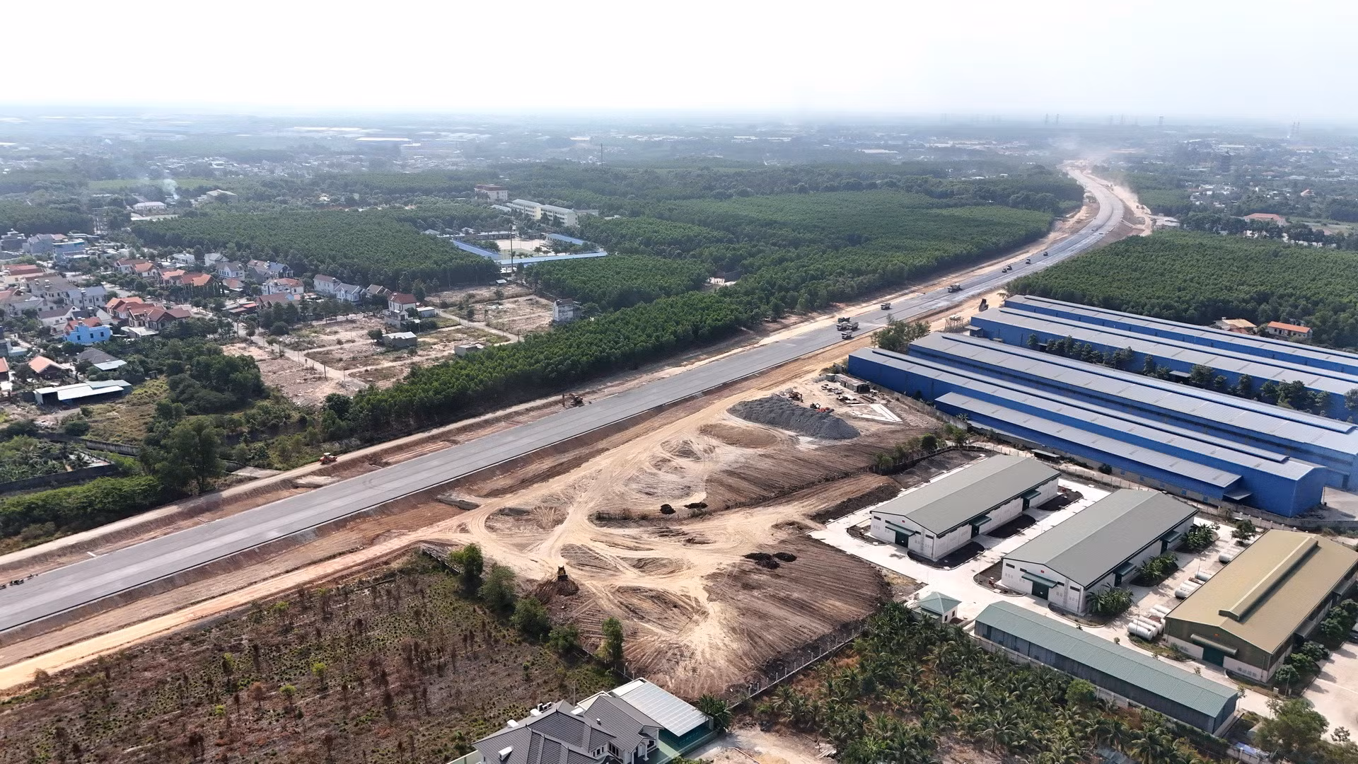 Đối các các đoạn đã có mặt bằng, các nhà thầu đang huy động máy móc, nhân lực đẩy nhanh tiến độ để bù lại cho phần bị chậm vừa qua. Trong đó, nhiều đoạn hiện đã được thảm nhựa nóng.