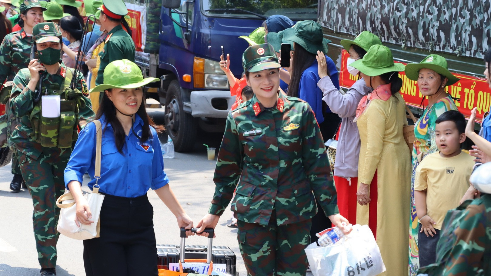 Cán bộ, chiến sĩ phấn khởi trước sự đón tiếp nồng nhiệt của người dân địa phương.