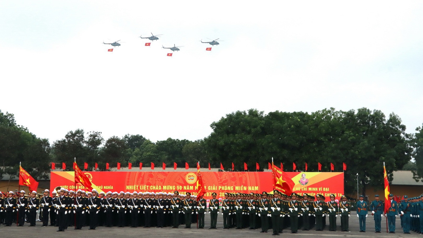 Lực lượng không quân mang theo cờ Đảng, cờ Tổ quốc bay trên bầu trời mở đầu tổng hợp luyện.