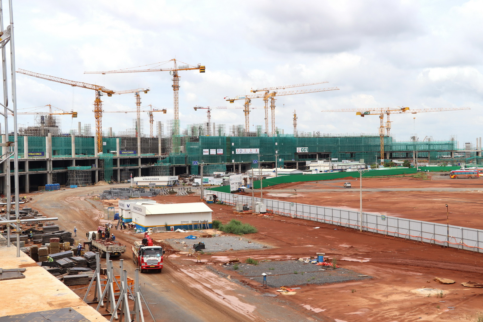 Dự án đầu tư xây dựng sân bay Long Thành được xây dựng tại huyện Long Thành, tỉnh Đồng Nai, có tổng mức đầu tư khái toán là hơn 16 tỷ USD, chia thành 3 giai đoạn. Trong đó, giai đoạn 1 là hơn 5,4 tỷ USD.