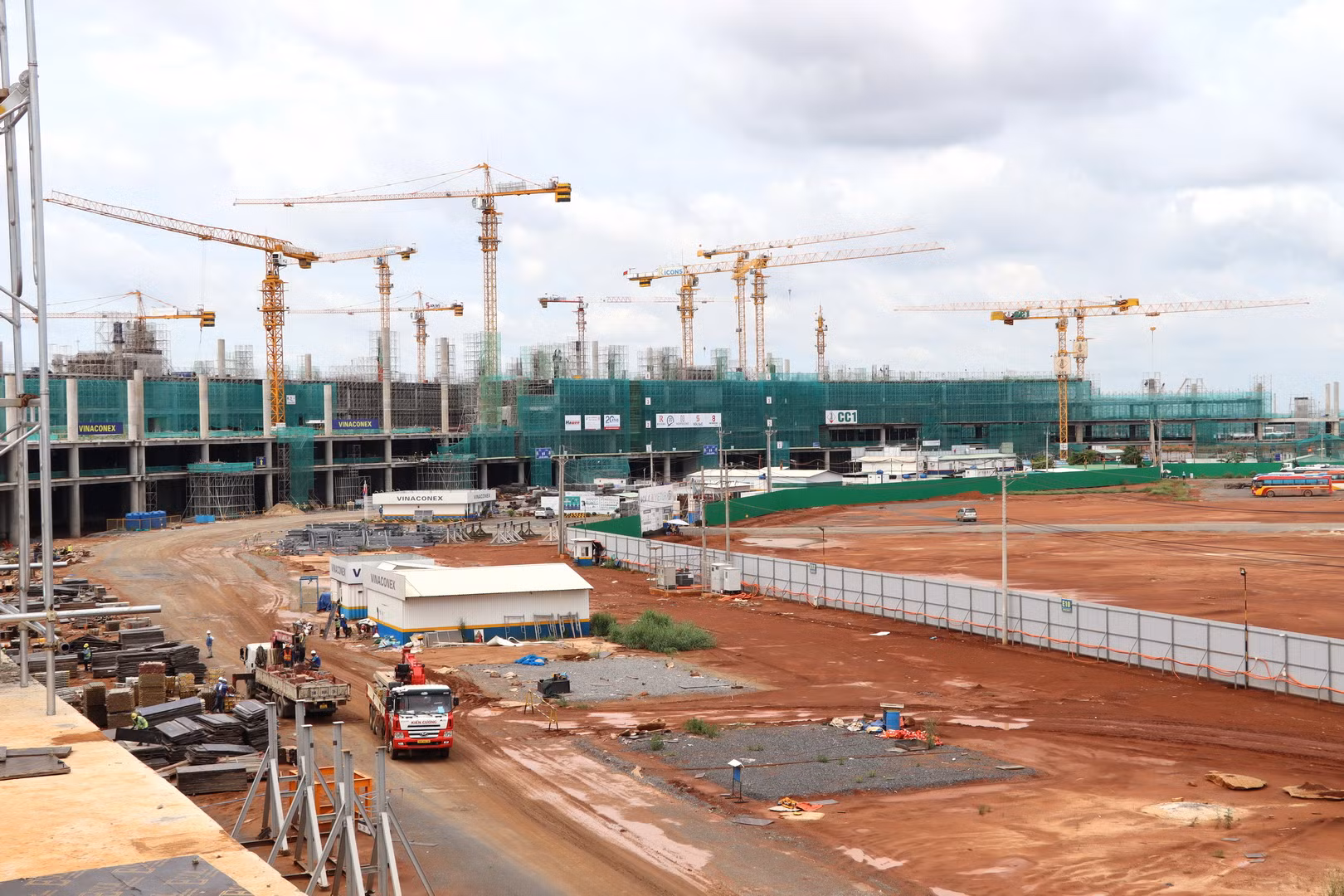 Dự án đầu tư xây dựng sân bay Long Thành được xây dựng tại huyện Long Thành, tỉnh Đồng Nai, có tổng mức đầu tư khái toán là hơn 16 tỷ USD, chia thành 3 giai đoạn. Trong đó, giai đoạn 1 là hơn 5,4 tỷ USD.