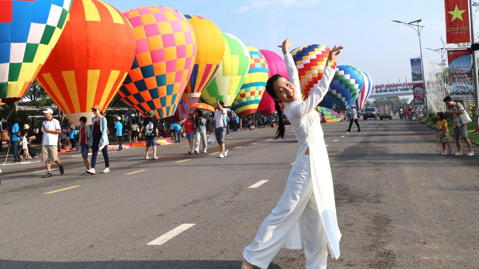 Du khách lưu lại kỷ niệm bên các khinh khí cầu. Du khách lưu lại kỷ niệm bên các khinh khí cầu.