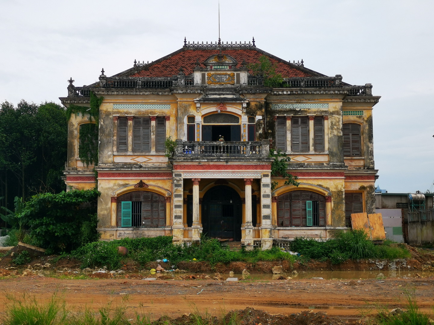 Toàn bộ đồ trang trí nội thất được đặt mua từ Pháp vận chuyển về bằng tàu biển. Ngôi biệt thự nằm ven sông Đồng Nai, có giá trị văn hóa, lịch sử, kiến trúc.