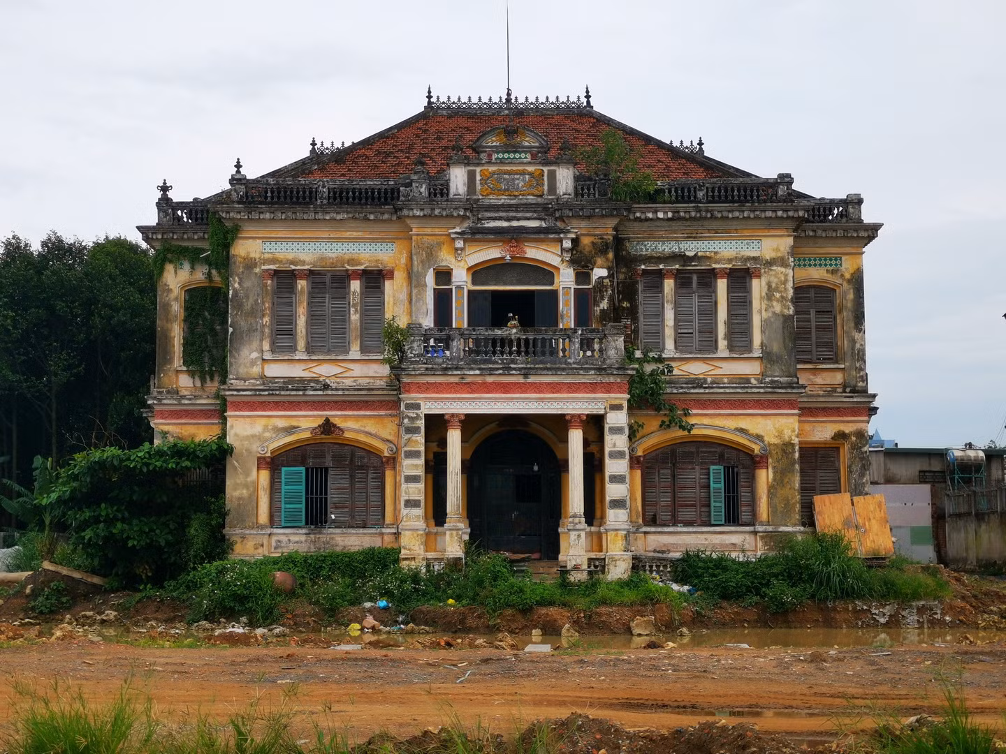 Toàn bộ đồ trang trí nội thất được đặt mua từ Pháp vận chuyển về bằng tàu biển. Ngôi biệt thự nằm ven sông Đồng Nai, có giá trị văn hóa, lịch sử, kiến trúc.