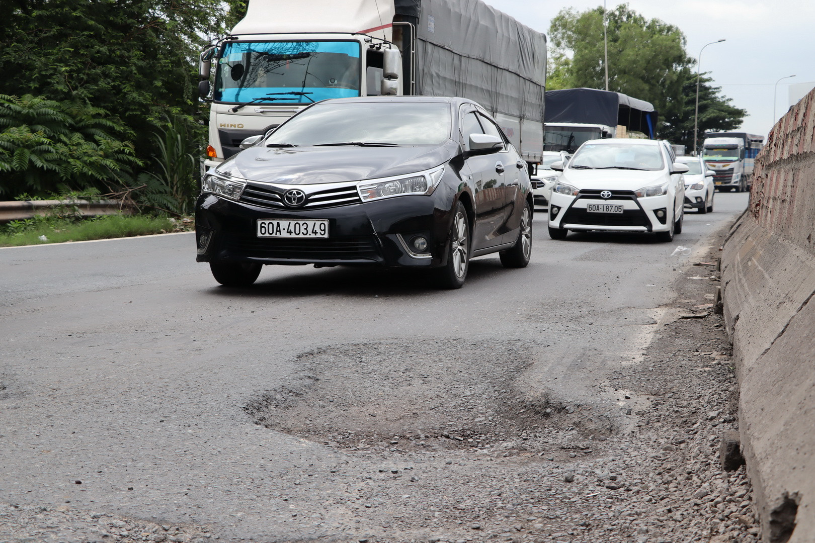 Mặt đường nhiều nơi bong tróc, tạo hố sâu, gây mất an toàn cho các phương tiện khi lưu thông qua khu vực.