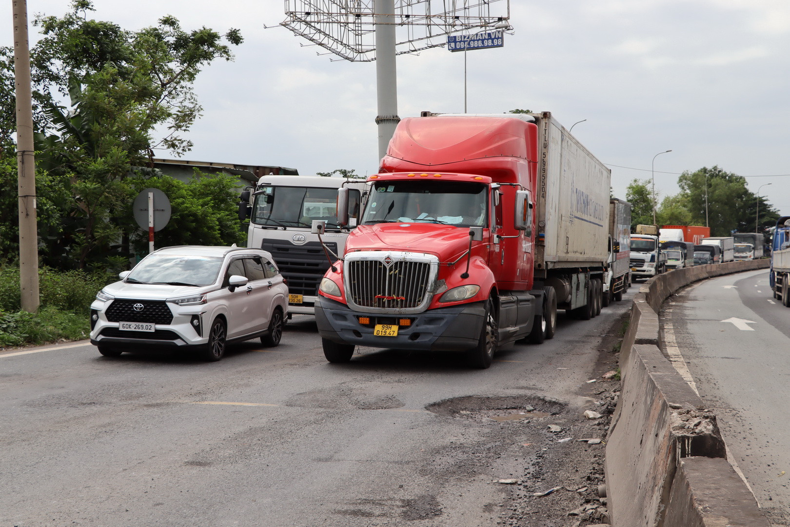 Lái xe mỗi lần qua Quốc lộ 51, đoạn thuộc phường An Hòa, trở thành nổi ám ảnh vì đường xuống cấp và ùn tắc kéo dài.