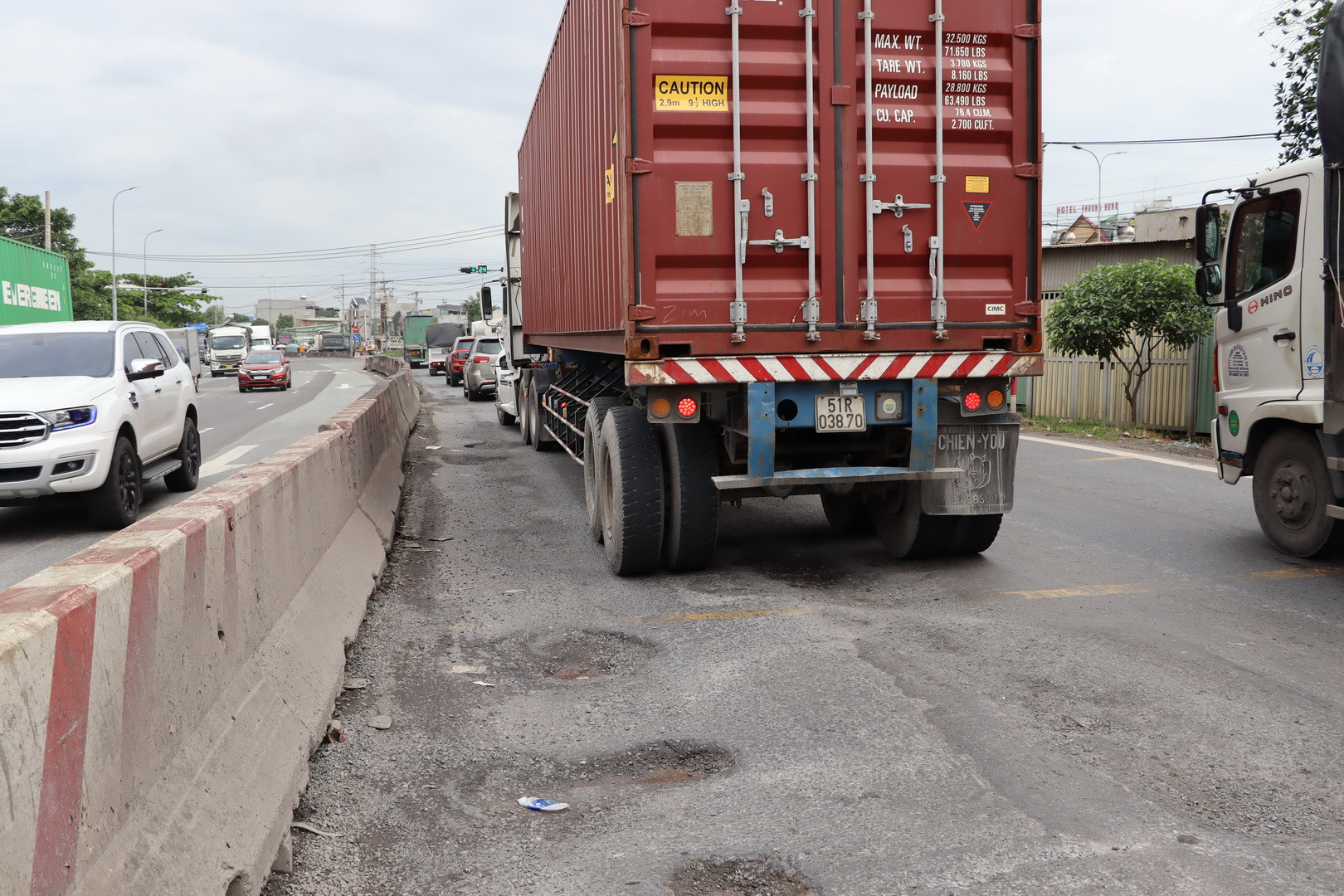 Tuyến đường xuống cấp nặng nhất khoảng 300m trước khu du lịch Sơn Tiên, thành phố Biên Hòa.