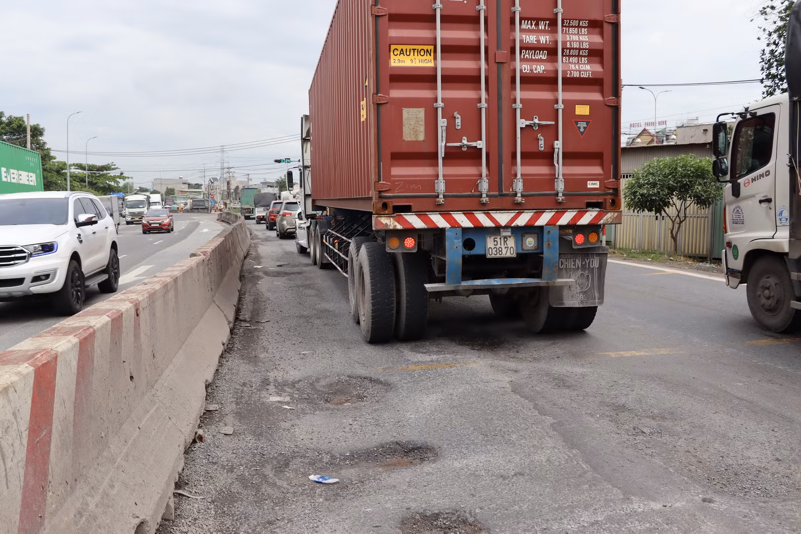 Tuyến đường xuống cấp nặng nhất khoảng 300m trước khu du lịch Sơn Tiên, thành phố Biên Hòa.