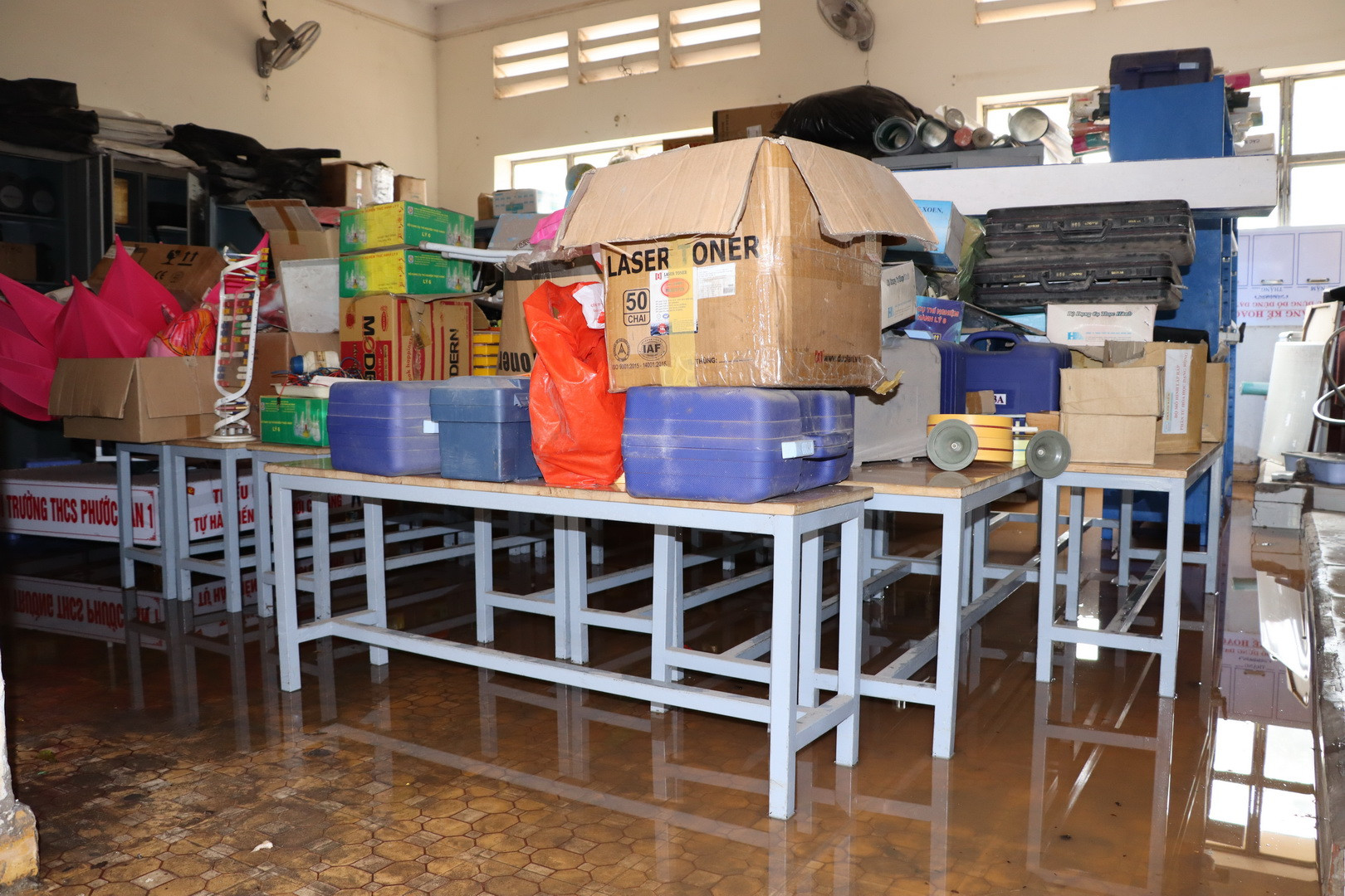 Nước tràn vào phòng chứa dụng cụ dạy học của Trường trung học cơ sở Phước Tân 1.