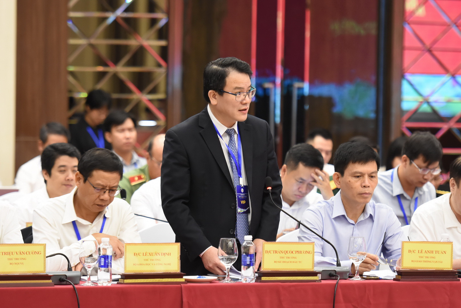 Các đồng chí trong Đoàn công tác Chính phủ phát biểu tại buổi làm việc.