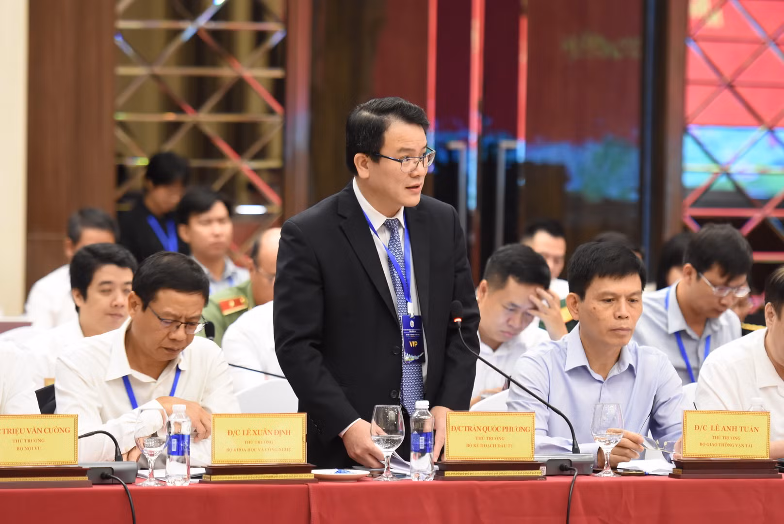 Các đồng chí trong Đoàn công tác Chính phủ phát biểu tại buổi làm việc.