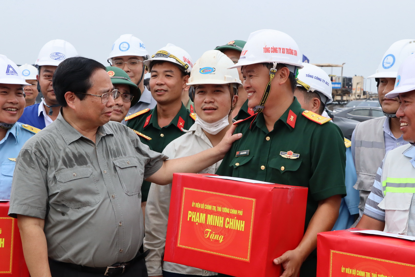 Thủ tướng tặng quà động viên đơn vị thi công dự án sân bay Long Thành.