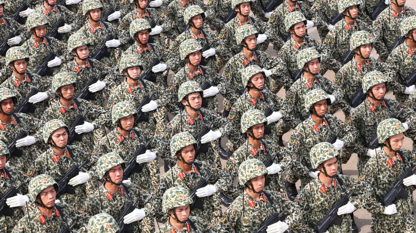 Khối nam sĩ quan đặc công tiến qua lễ đài.