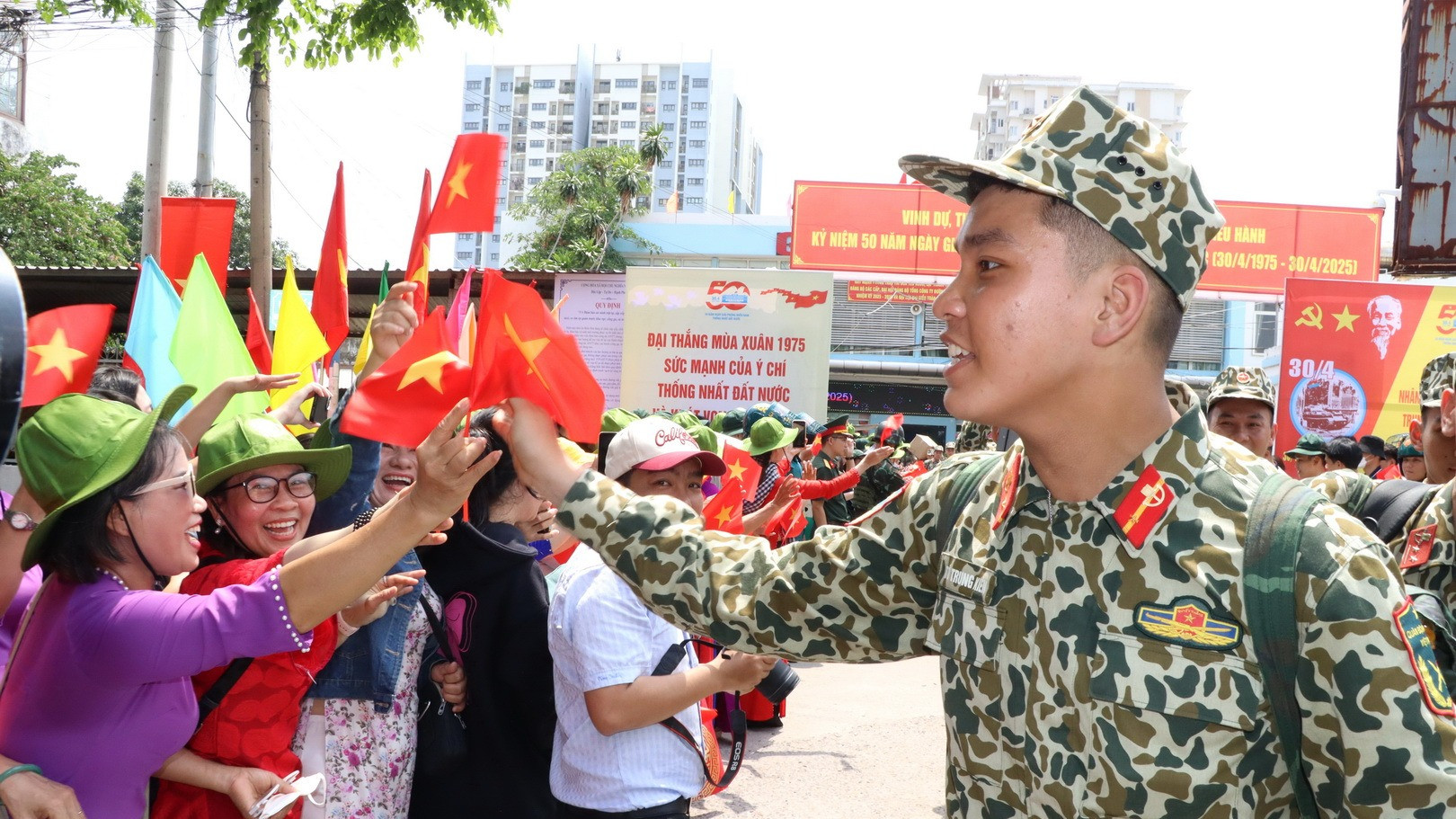 Chiến sĩ đặc công với người dân tỉnh Đồng Nai.