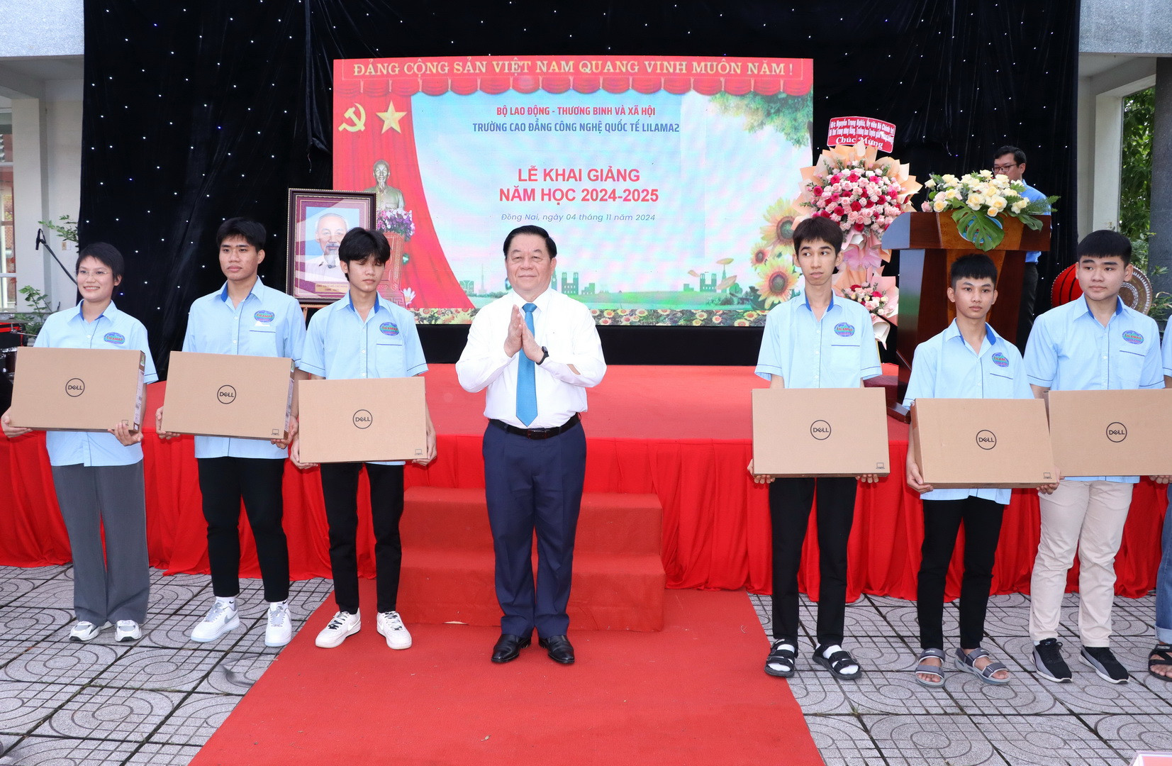 Đồng chí Nguyễn Trọng Nghĩa trao học bổng cho học sinh, sinh viên Trường cao đẳng quốc tế Lilama 2.