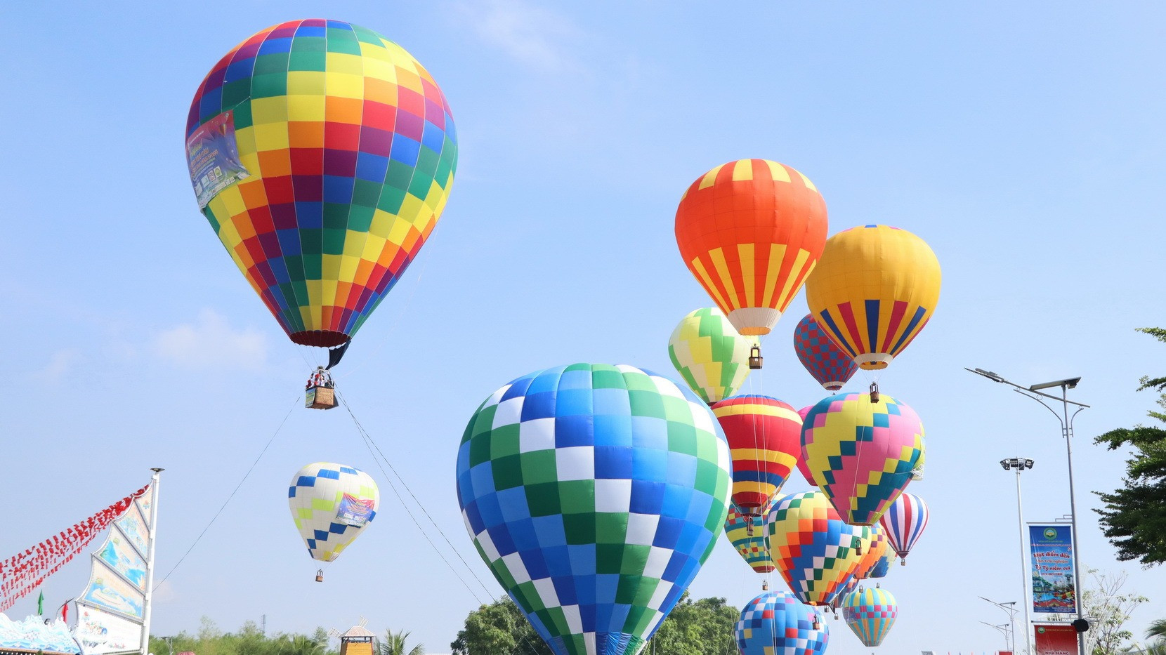 Các khinh khí cầu tại lễ khai mạc. Các khinh khí cầu tại lễ khai mạc.