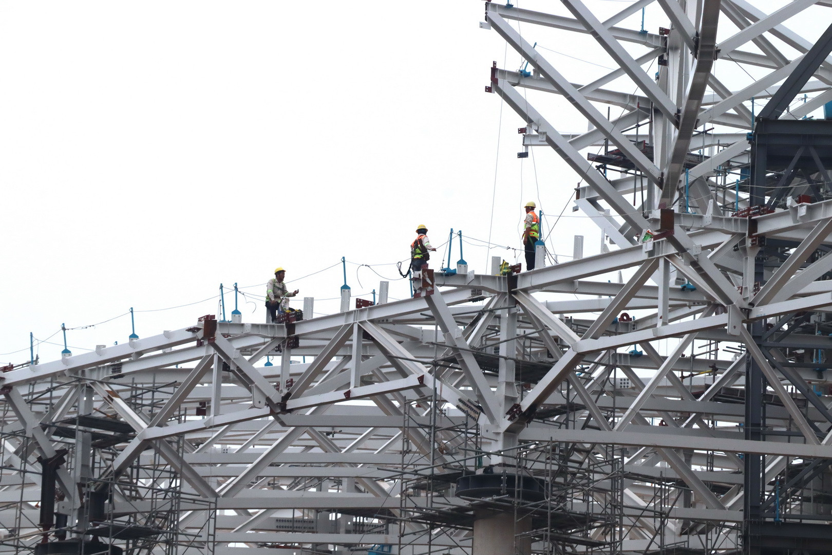 Riêng phần kết cấu thép mái khung chính đã gia công, chế tạo và sơn hoàn thiện 16.842 tấn/28.240 tấn, đạt 59,64%.