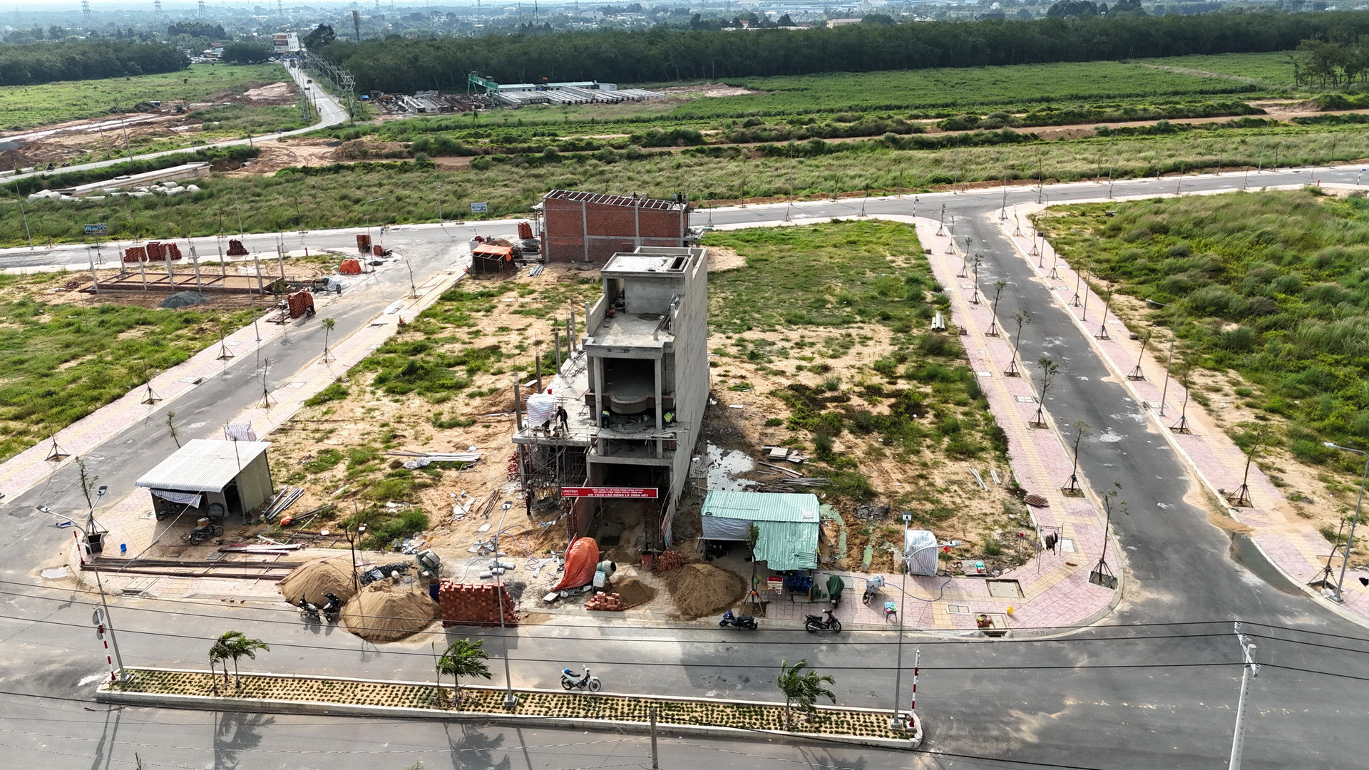 Những ngôi nhà khang trang được xây dựng tại Khu tái định cư Long Đức.