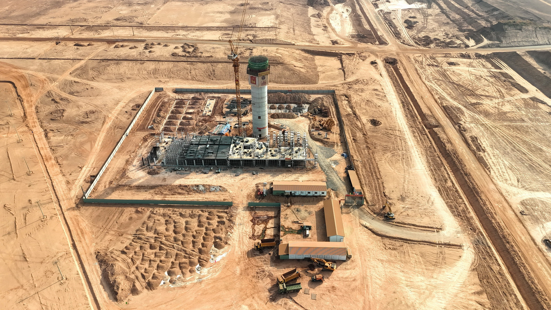 Dự án đầu tư xây dựng sân bay Long Thành được xây dựng trên diện tích 5.000ha tại huyện Long Thành, tỉnh Đồng Nai. Sân bay đạt cấp 4F, là cảng hàng không quốc tế quan trọng của nước ta, hướng tới trở thành một trong những trung tâm trung chuyển hàng không của khu vực.