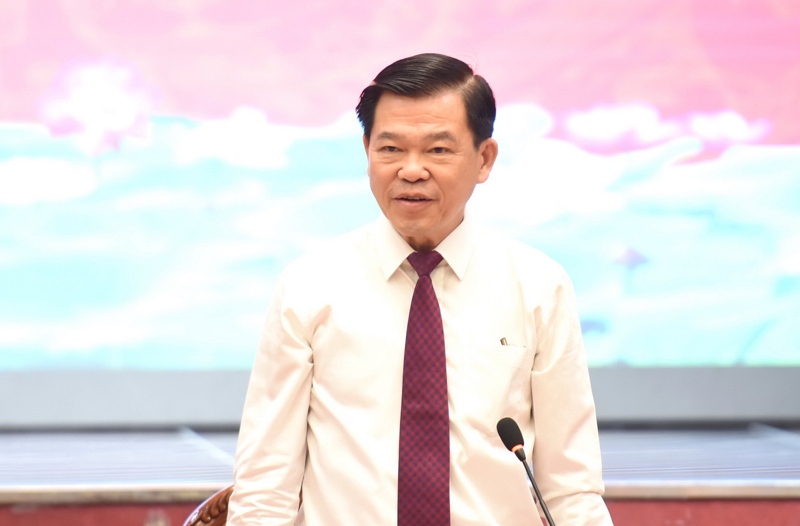 Đồng chí Nguyễn Hồng Lĩnh, Ủy viên Trung ương Đảng, Bí thư Tỉnh ủy Đồng Nai phát biểu báo cáo tại buổi làm việc.