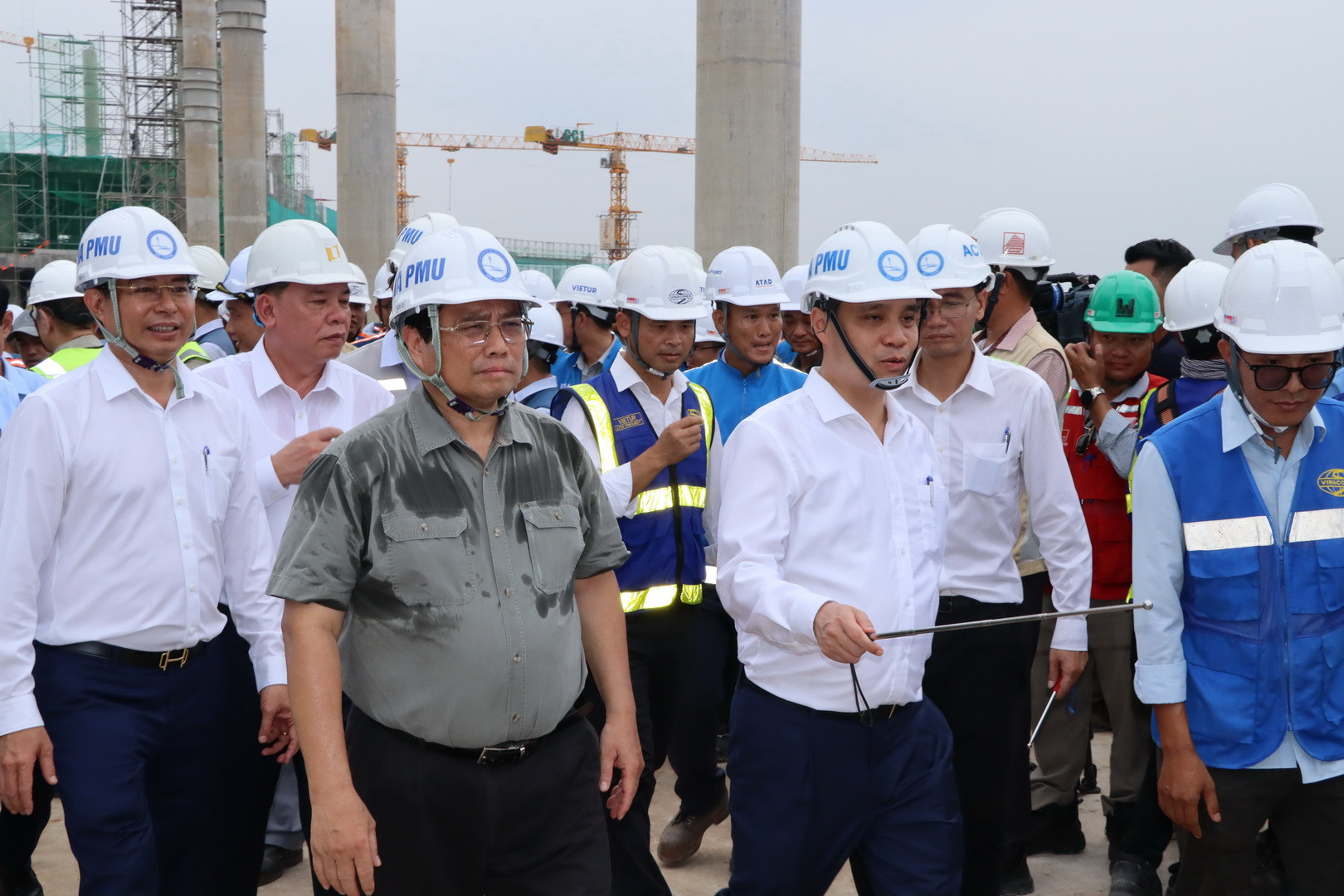 Chủ tịch Hội đồng Quản trị Tổng Công ty Cảng hàng không Việt Nam báo cáo tiến độ dự án sân bay Long Thành với Thủ tướng và Đoàn công tác.