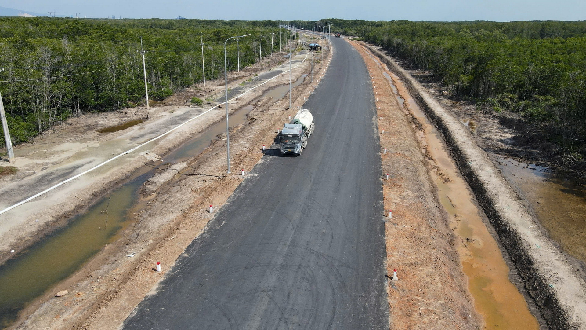 [Ảnh] Đường xuyên rừng ngập mặn nối cảng biển lớn nhất Đồng Nai ảnh 1