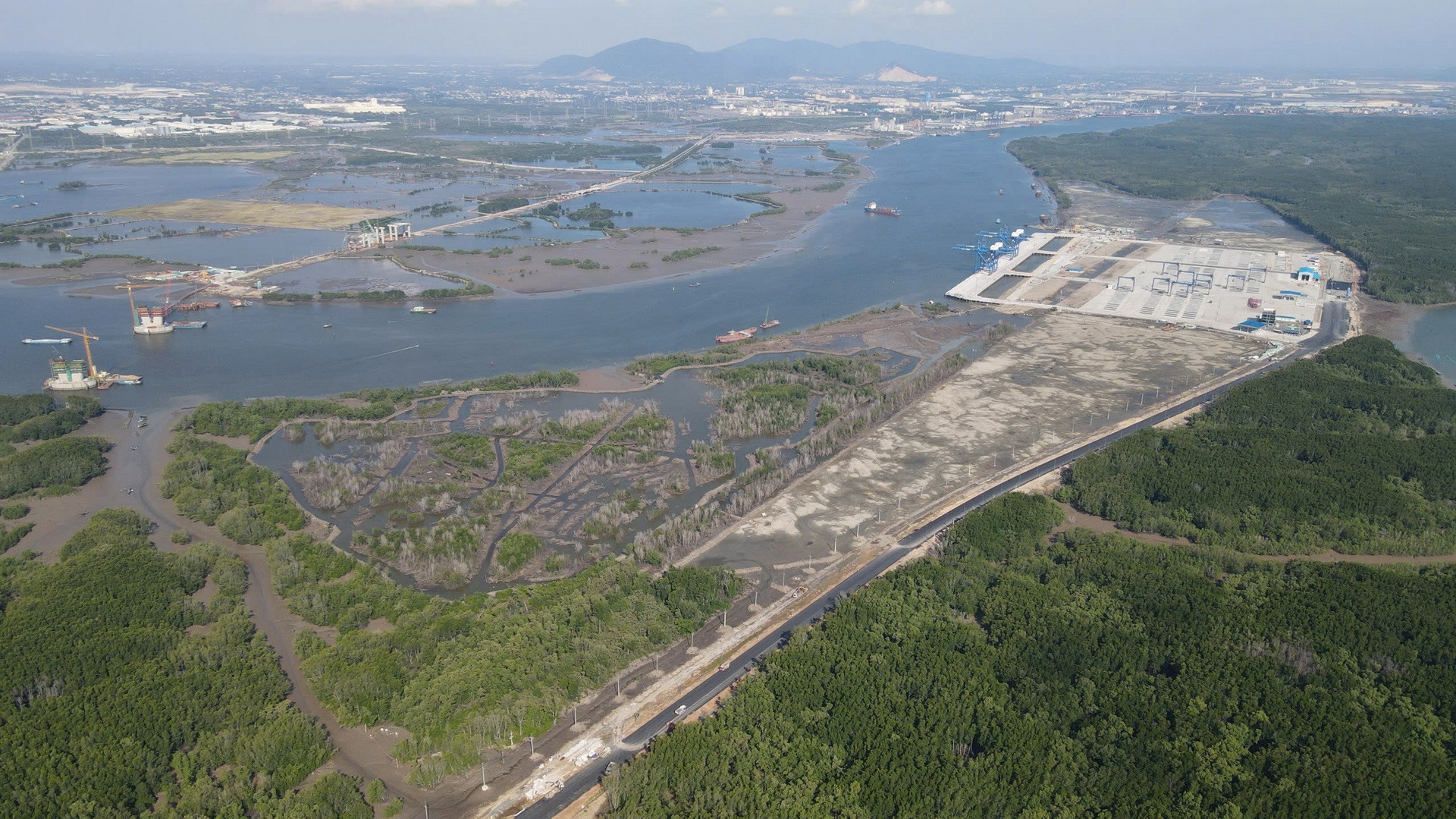 [Ảnh] Đường xuyên rừng ngập mặn nối cảng biển lớn nhất Đồng Nai ảnh 12