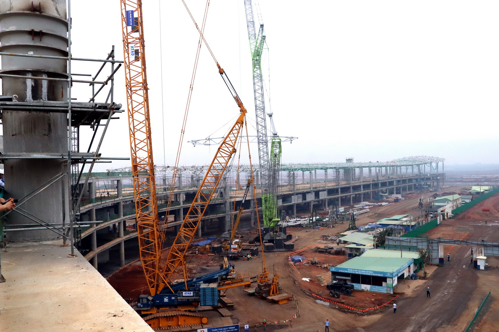 Khu vực cánh mái nhà ga đang được lắp khung thép.