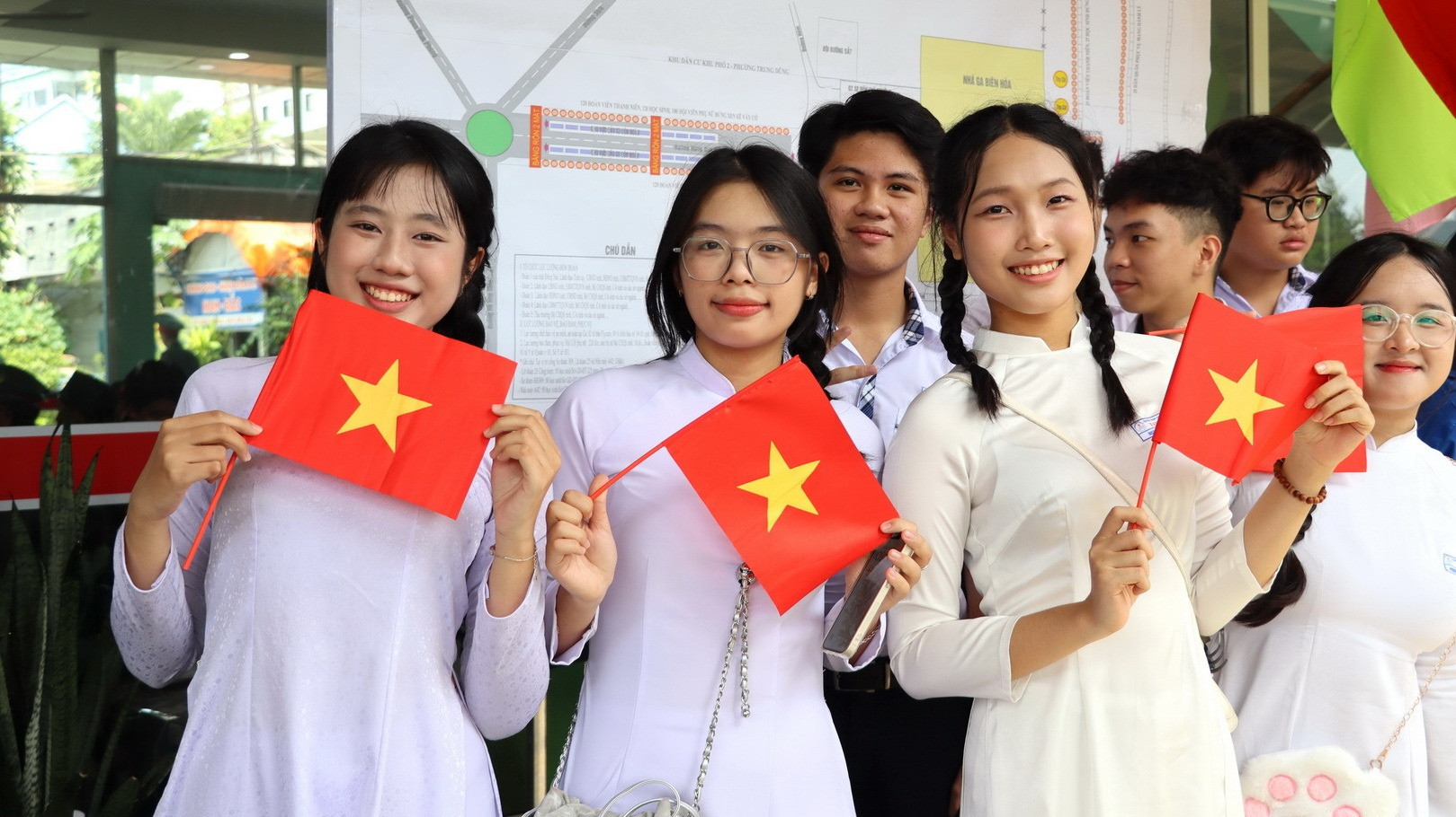 Em Trương Nguyễn Hương Nhi (bên trái), học sinh lớp 11B1, Trường trung học phổ thông Tam Hiệp cùng các bạn đến ga Biên Hòa từ rất sớm để đón lực lượng diễu binh, diễu hành.