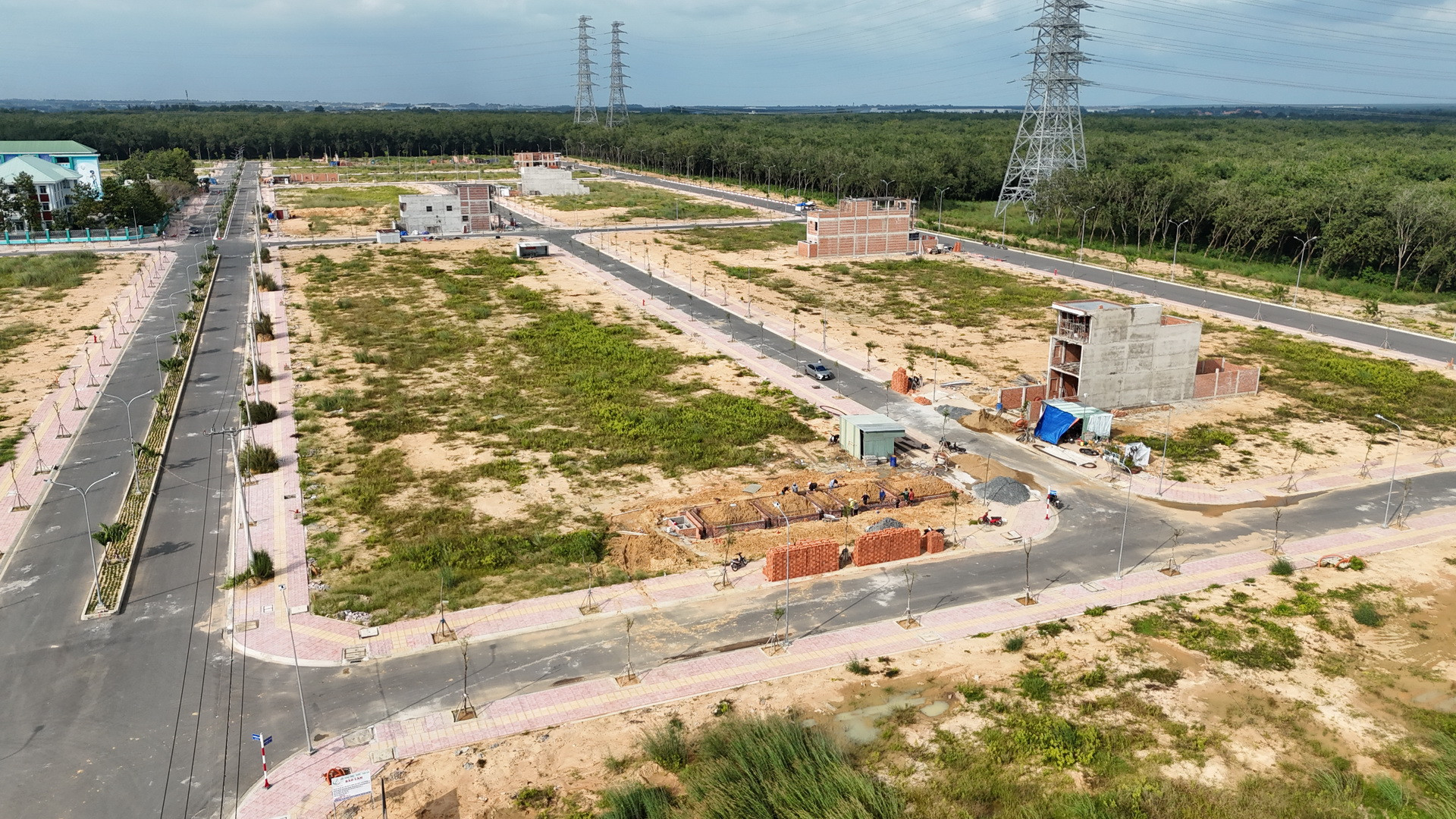 Khi hoàn thành xây dựng Khu tái định cư tại xã Long Đức sẽ đáp ứng nhu cầu về chỗ ở cho gần 3.400 người, tương đương với khoảng 843 hộ dân.