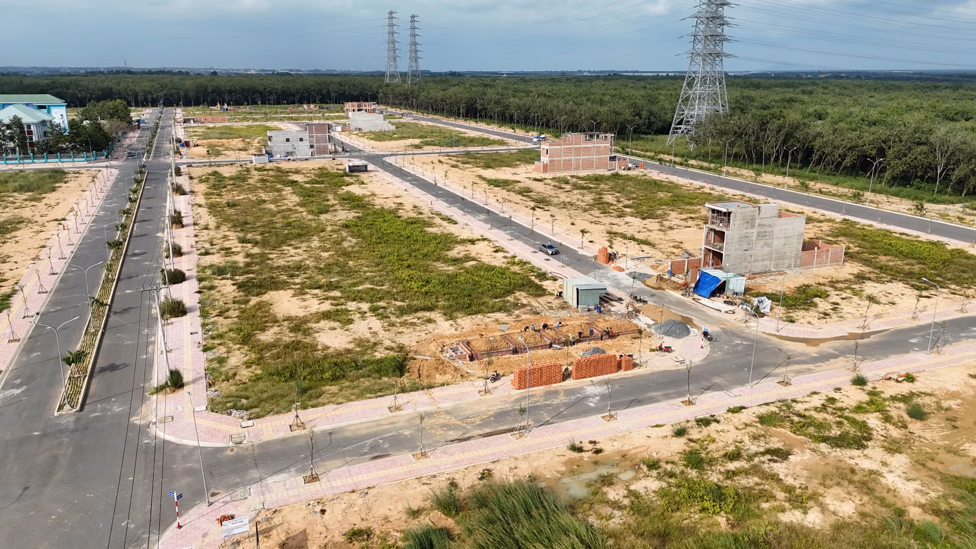 Khi hoàn thành xây dựng Khu tái định cư tại xã Long Đức sẽ đáp ứng nhu cầu về chỗ ở cho gần 3.400 người, tương đương với khoảng 843 hộ dân.