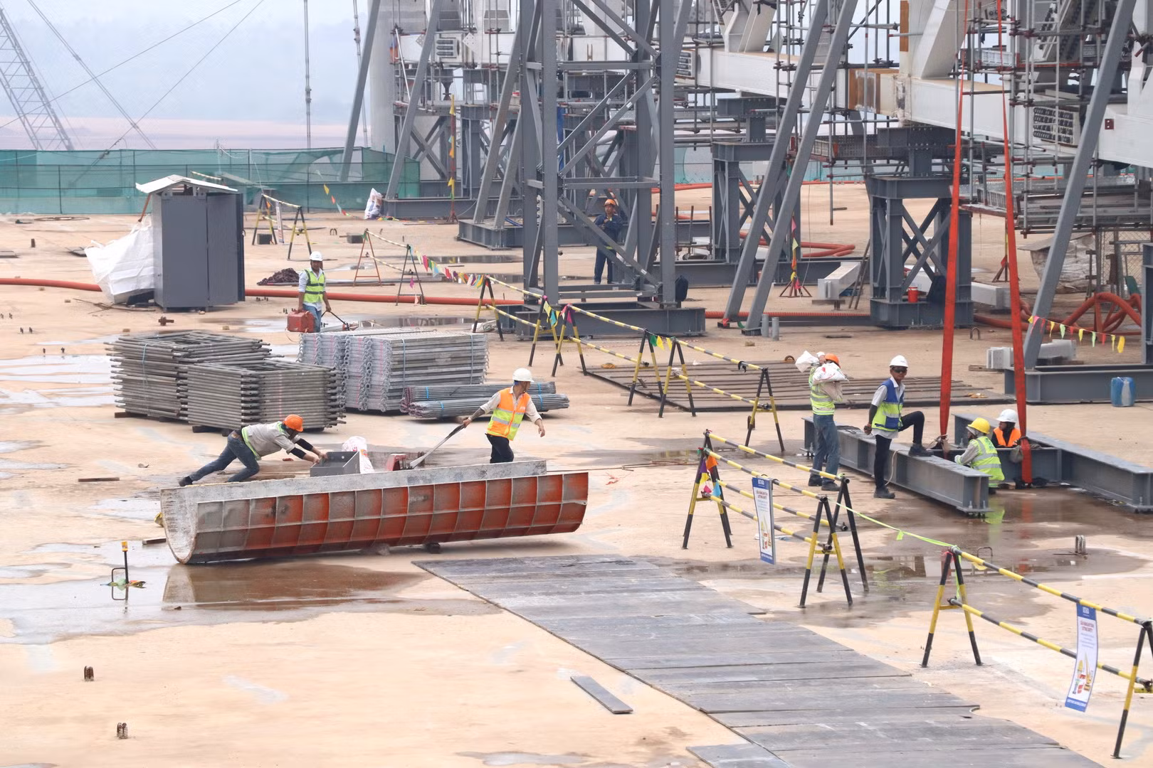 Theo Tổng công ty Cảng hàng không Việt Nam, sẽ hoàn thành toàn bộ phần xây dựng nhà ga hành khách trước tháng 12/2025. Song song đó, hoàn thiện, lắp đặt thiết bị, kết nối hệ thống, vận hành chạy thử. Theo Tổng công ty Cảng hàng không Việt Nam, sẽ hoàn thành toàn bộ phần xây dựng nhà ga hành khách trước tháng 12/2025. Song song đó, hoàn thiện, lắp đặt thiết bị, kết nối hệ thống, vận hành chạy thử.