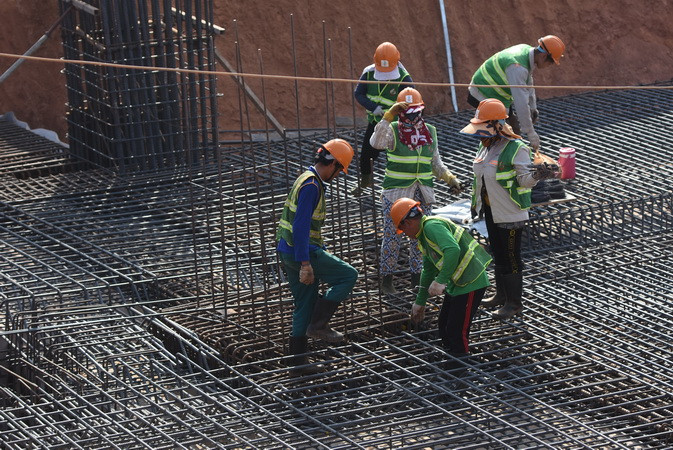 Công nhân miệt mài làm việc trên công trường nhà ga hành khách sân bay Long Thành. Công nhân miệt mài làm việc trên công trường nhà ga hành khách sân bay Long Thành.