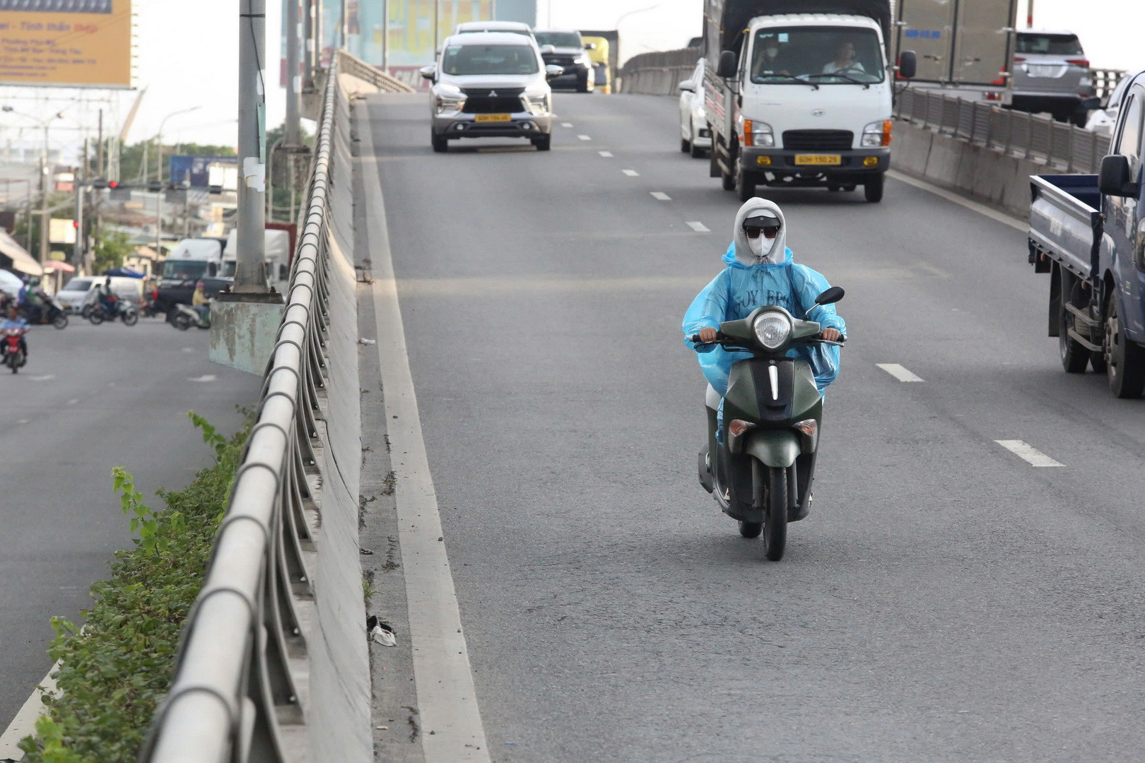 Dù cấm nhưng người điều khiển xe máy vẫn cố tình lưu thông trên cầu vượt nút giao ngã tư Vũng Tàu tiềm ẩn nguy cơ tai nạn giao thông.