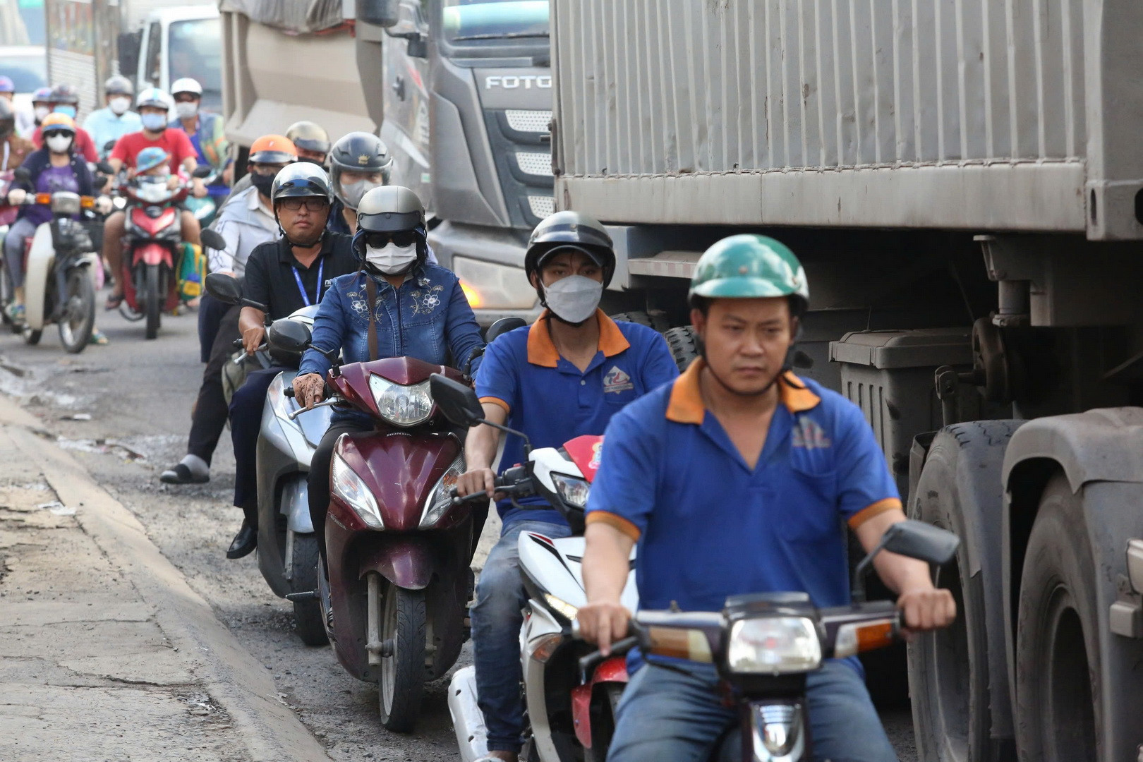 Tuyến đường Bùi Văn Hòa trở nên quá tải do lượng xe máy và ô-tô quá đông, nhất là vào giờ cao điểm công nhân các khu công nghiệp gần khu vực tan ca.