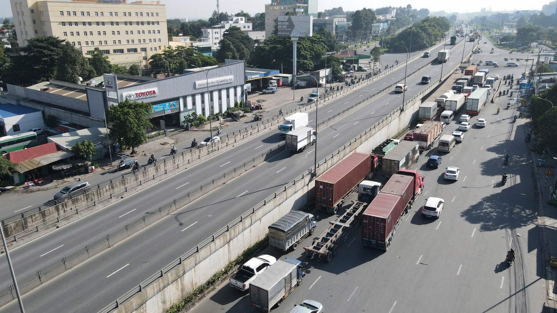 Tại đây, đã được đầu tư hầm chui và cầu vượt nhưng chỉ sau một thời gian trở nên quá tải.